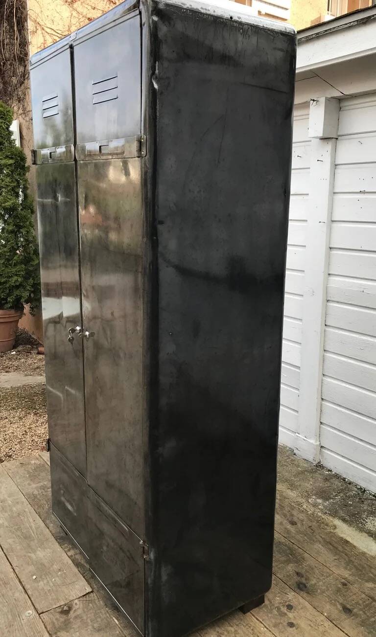 Two-door locker room with rounded edges