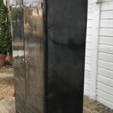 Two-door locker room with rounded edges