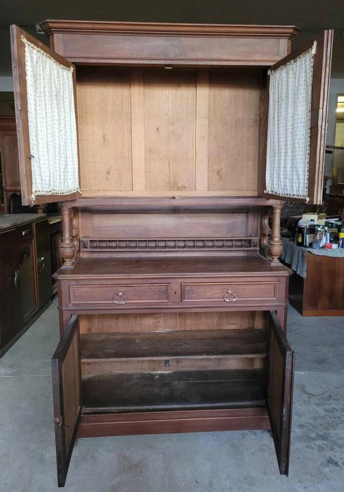 Buffet a deux corps époque Louis Philippe en noyer vers 1830