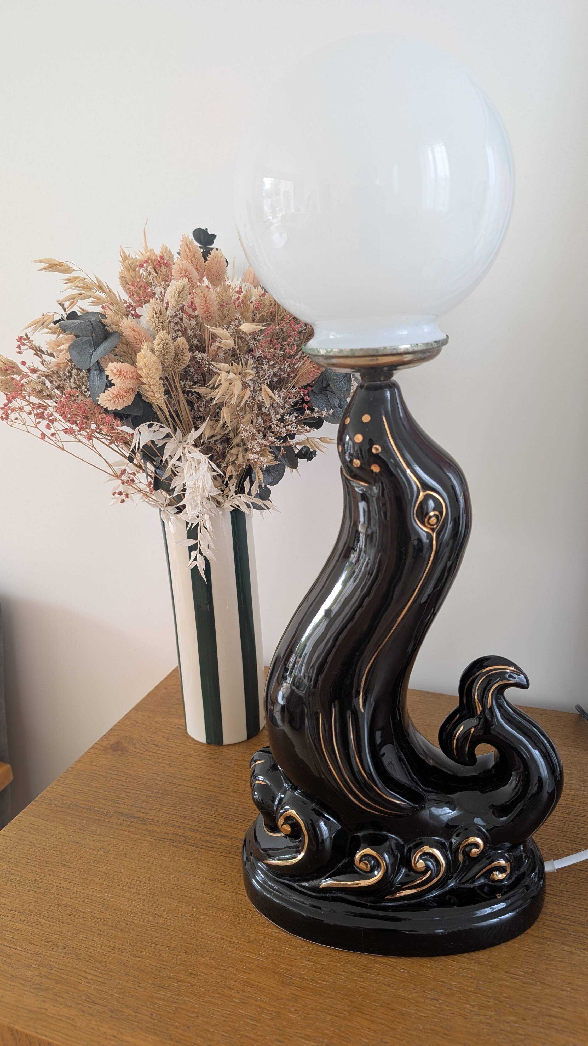 Seal globe lamp