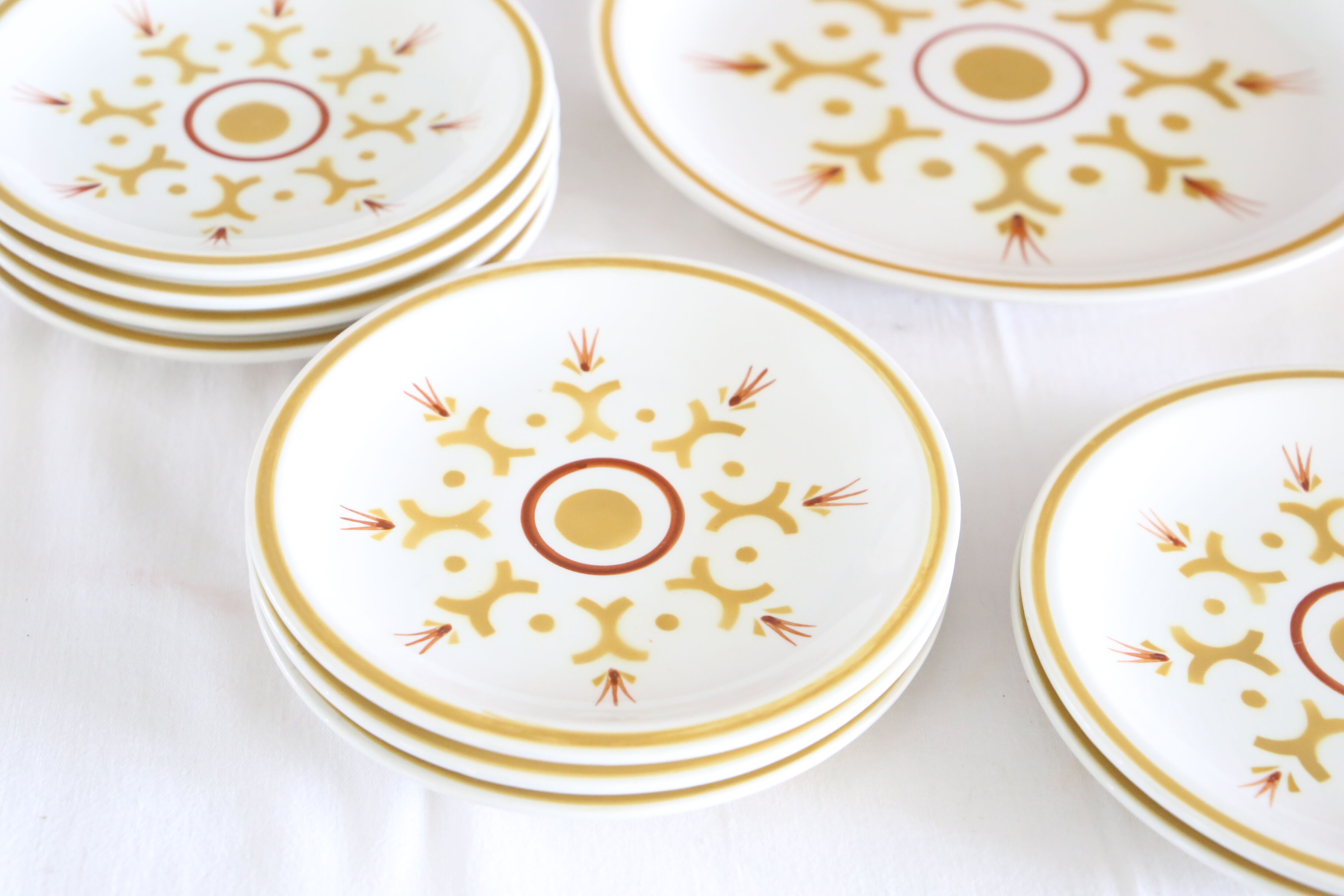 Longchamp dessert service, 10 plates and 1 dish, Vintage