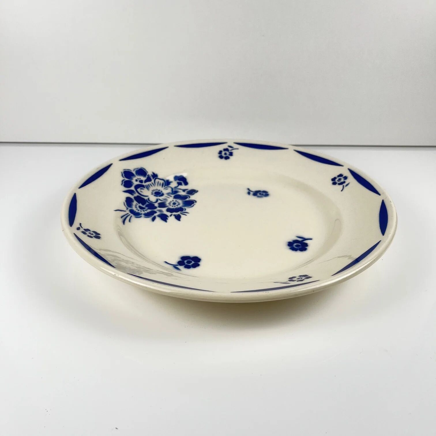 Half-porcelain cake dish Badonviller, blue flower pattern, early 20th century.