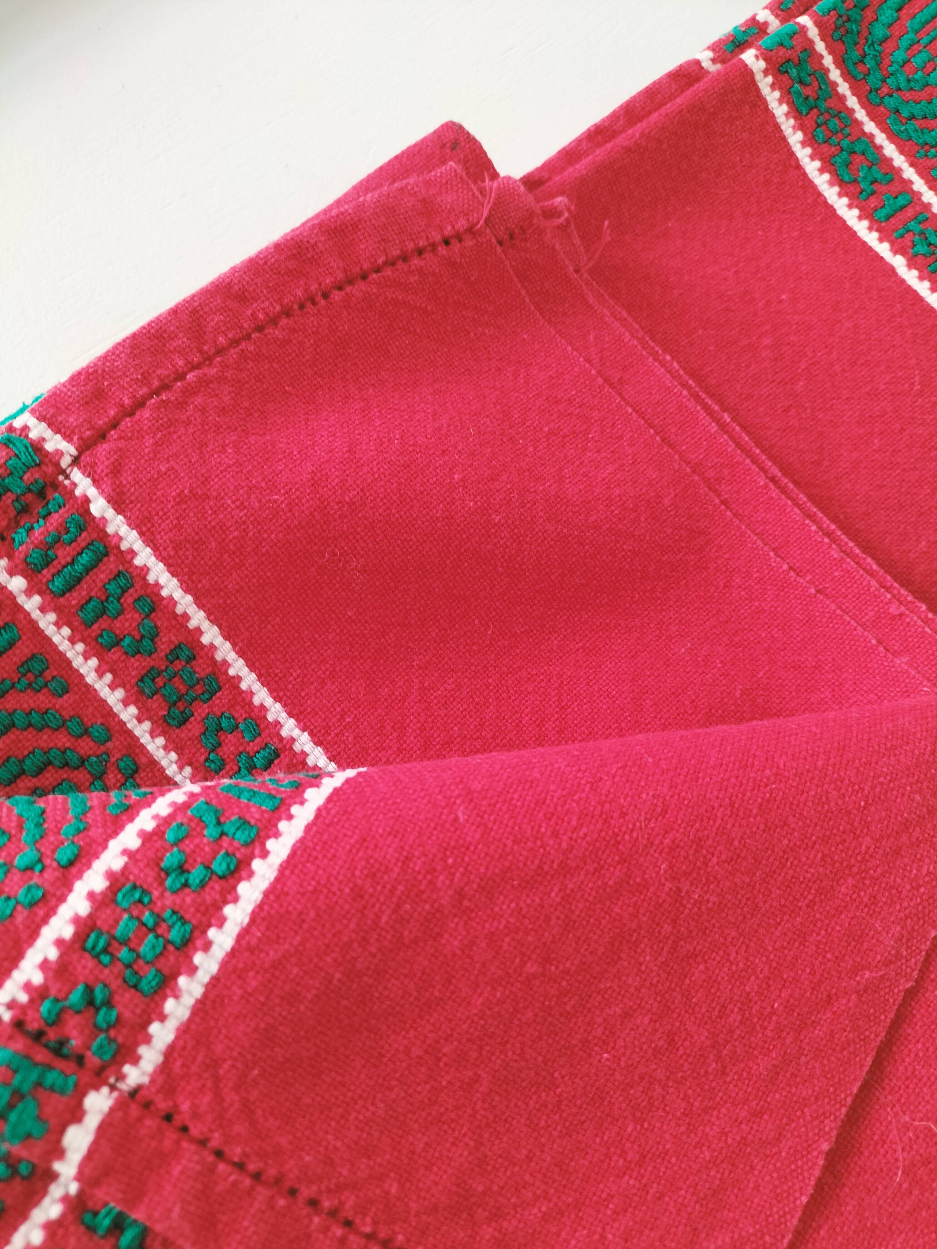 Red Basque tablecloth + 8 emerald green embroidered napkins