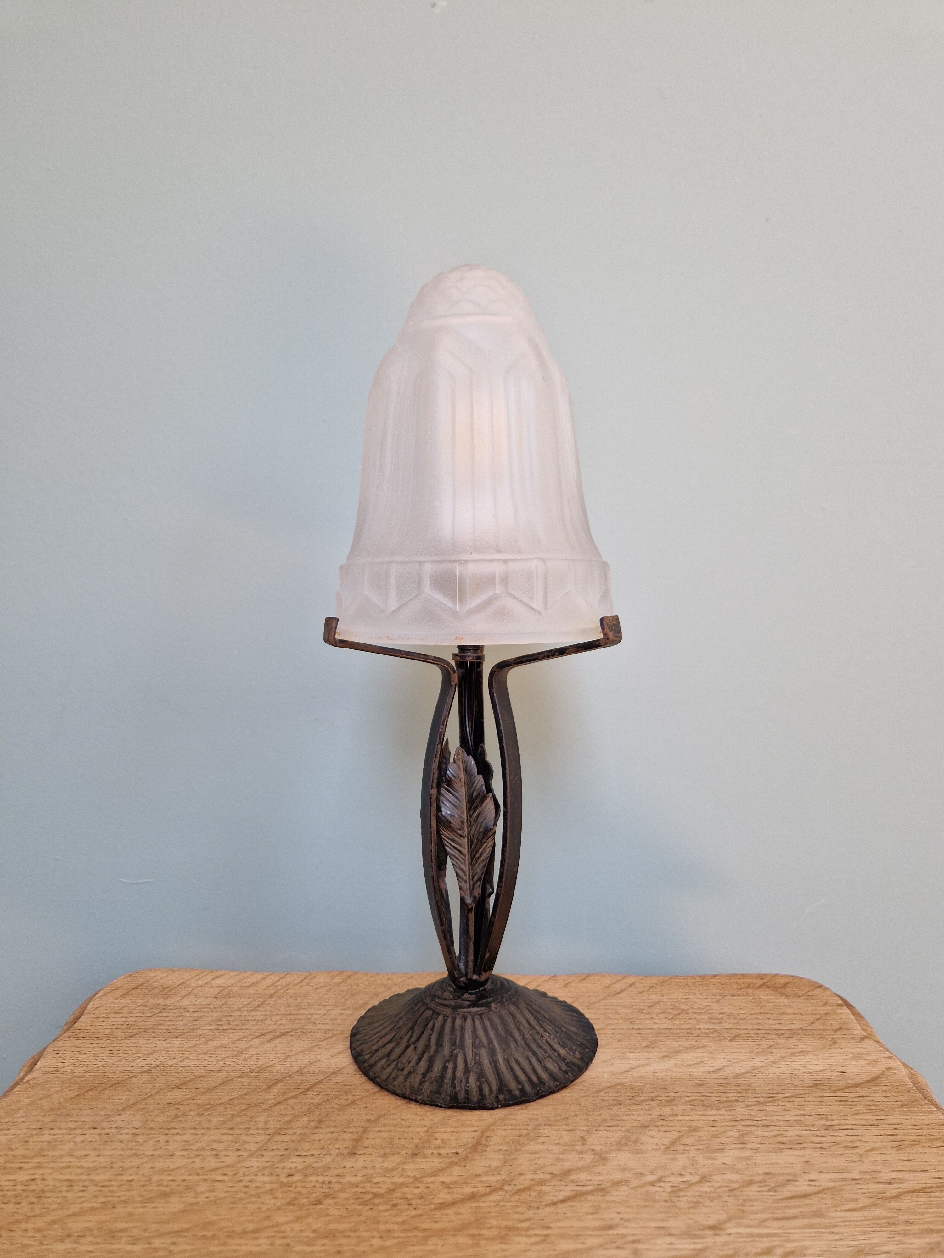 Art deco lamp in wrought iron and pressed-molded glass 1920s 1930s