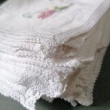 Serviettes de table brodées "fleur" à la main et dentelle