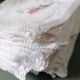 Serviettes de table brodées "fleur" à la main et dentelle