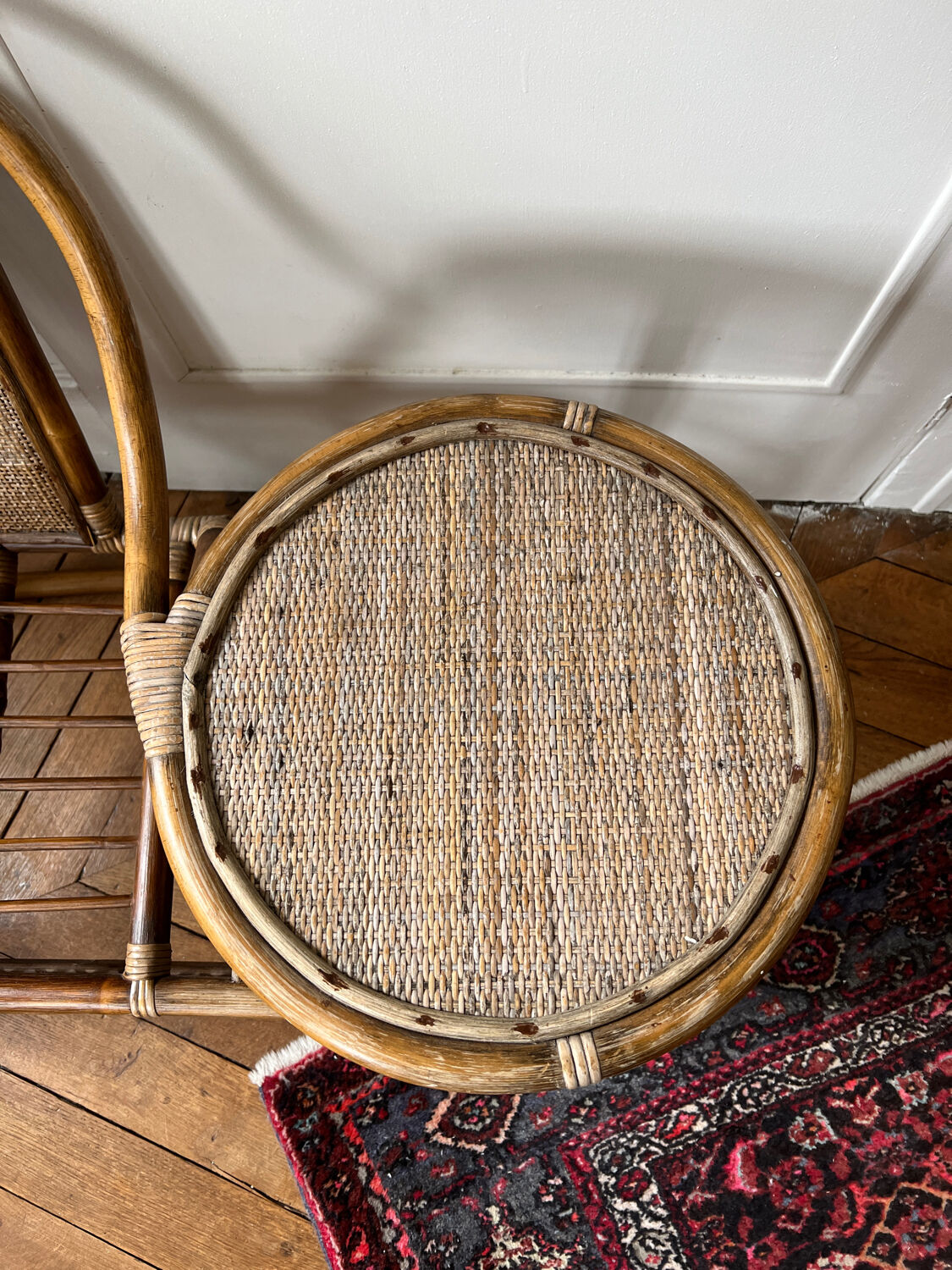 Rattan bench with round shelf