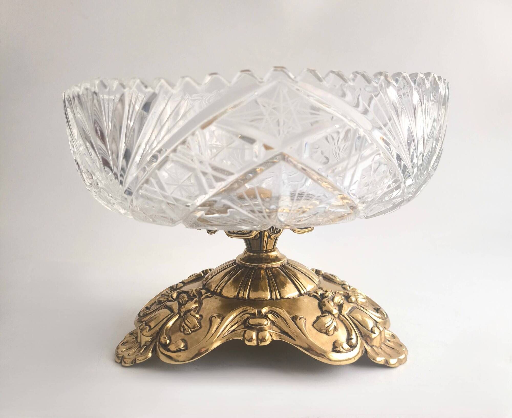 French Art Deco late centrepiece, carved crystal and bronze, 1950s.