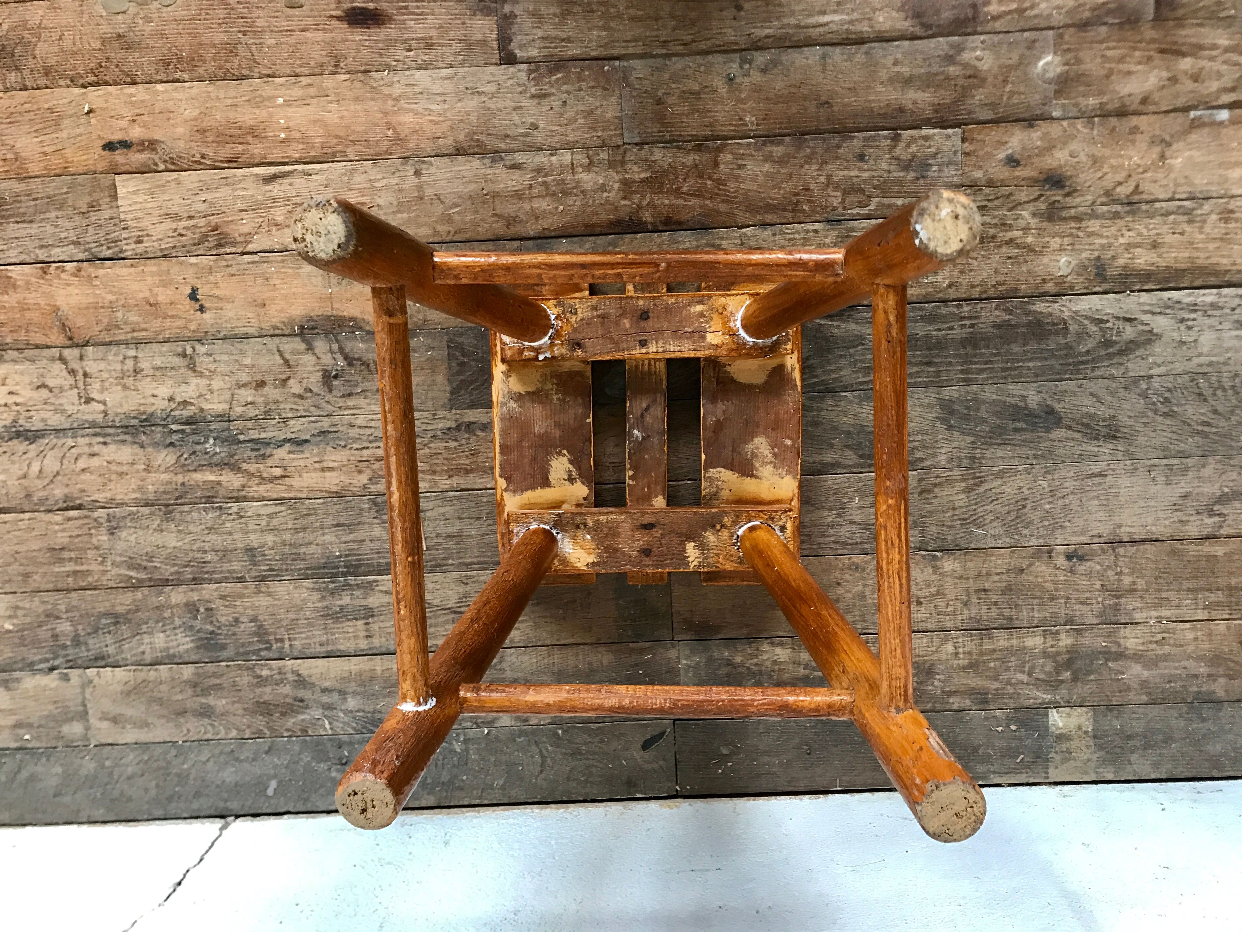 Tabouret primitif brutaliste porte plante tripode bout de canapé bois massif 1950 Décoration meuble