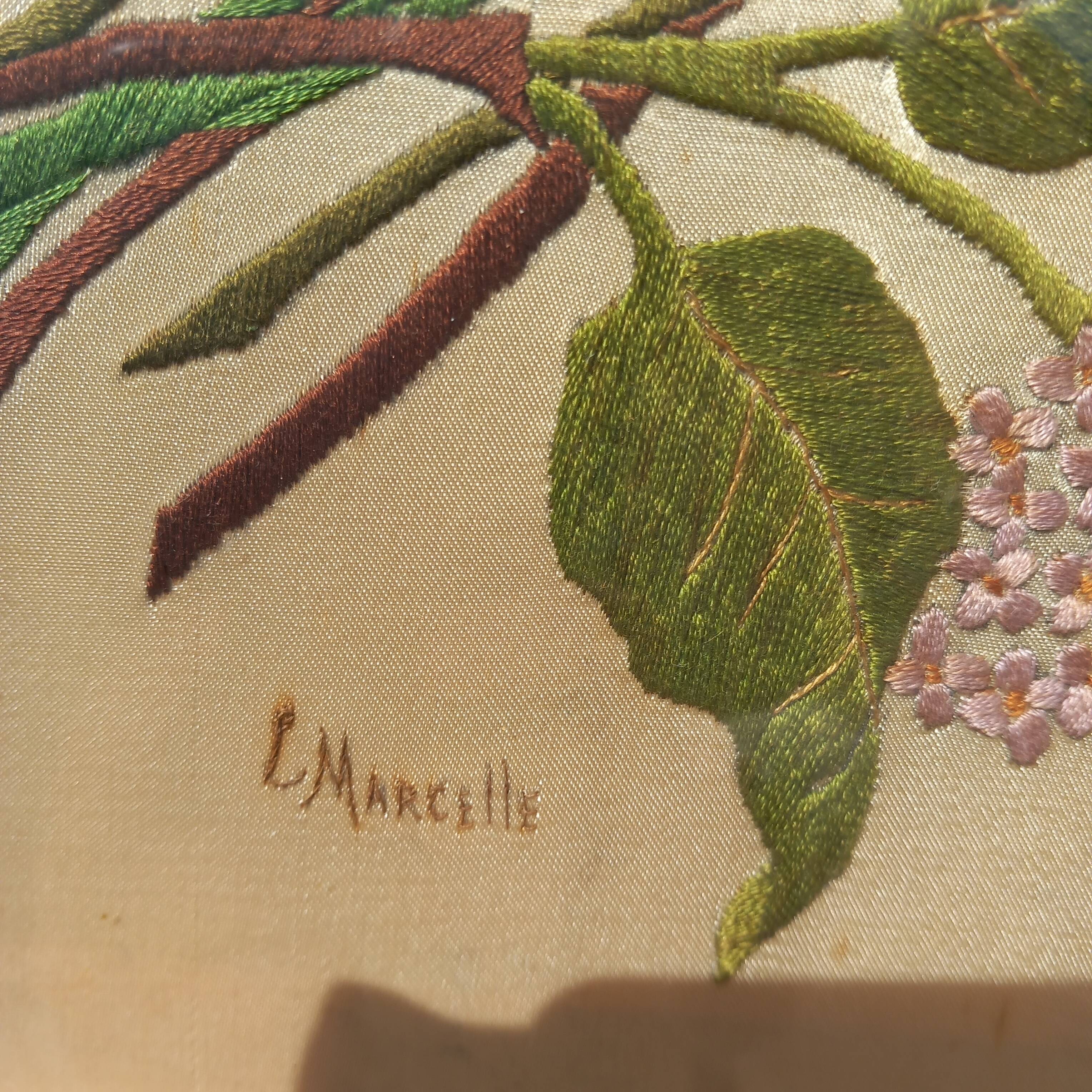 Composition florale roses et lilas. Peinture à  l'aiguille en soie