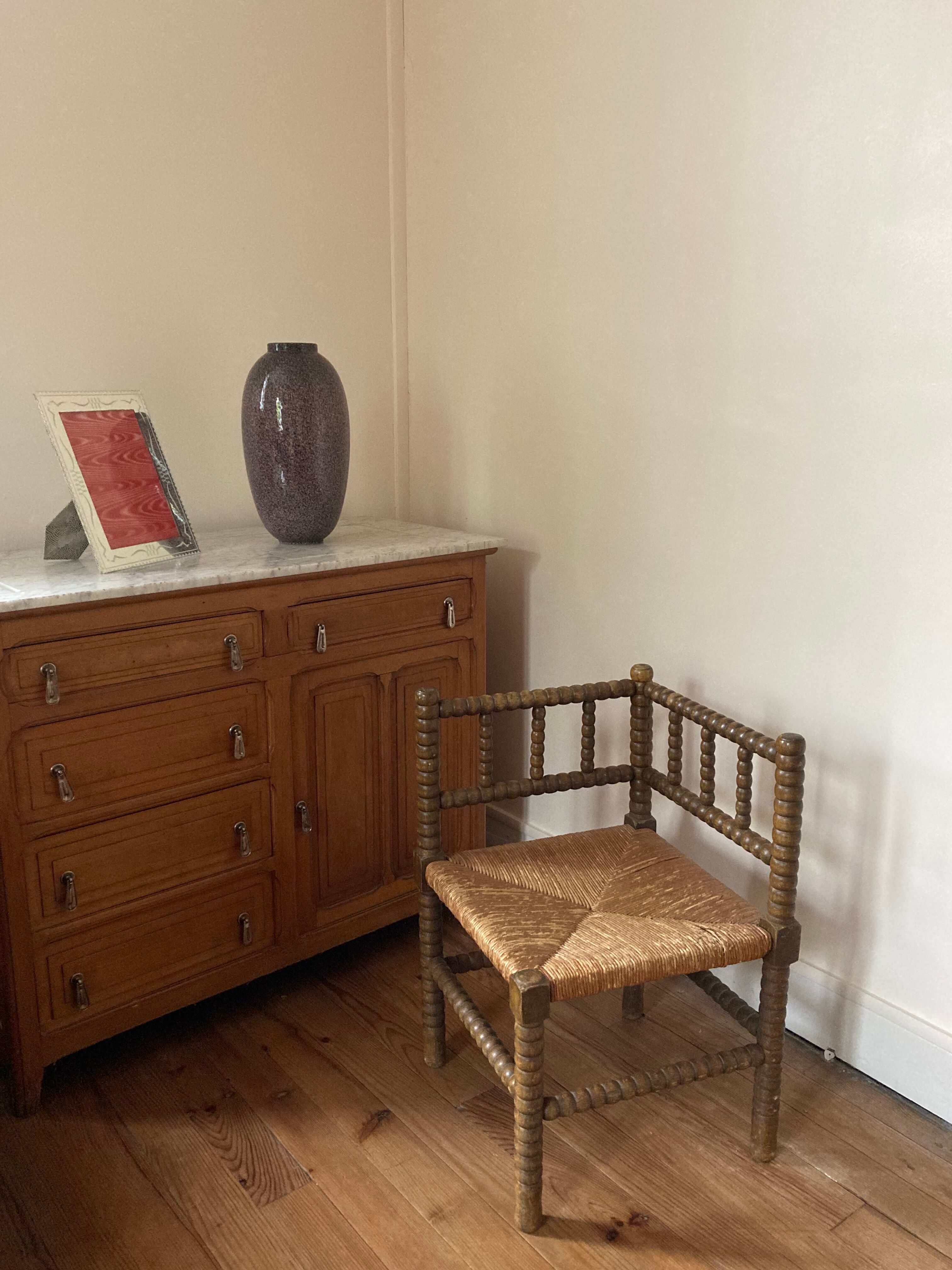 Chaise d’angle en bois tourné