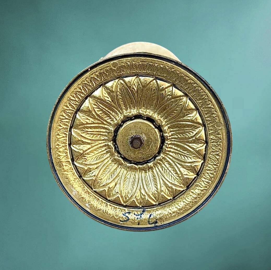 Antique fish-shaped ashtray on a stand in gilded brass and onyx (4.464 kg)