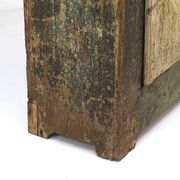 Armoire de mariée peinte en art populaire de ferme rustique et vieillie