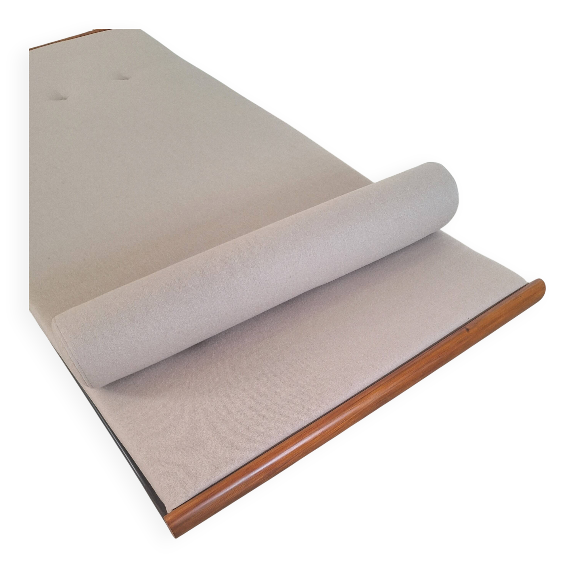 Reupholstered Mid Century Daybed Cleopatra, 1960s