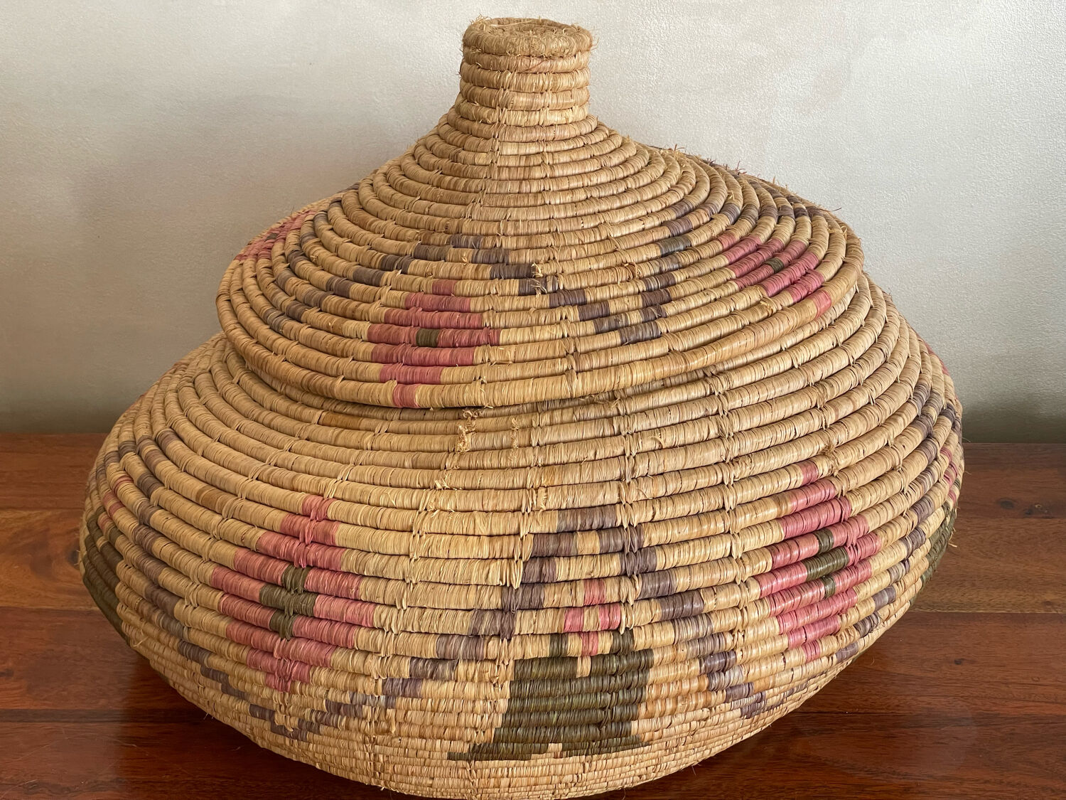 Raffia basket with lid