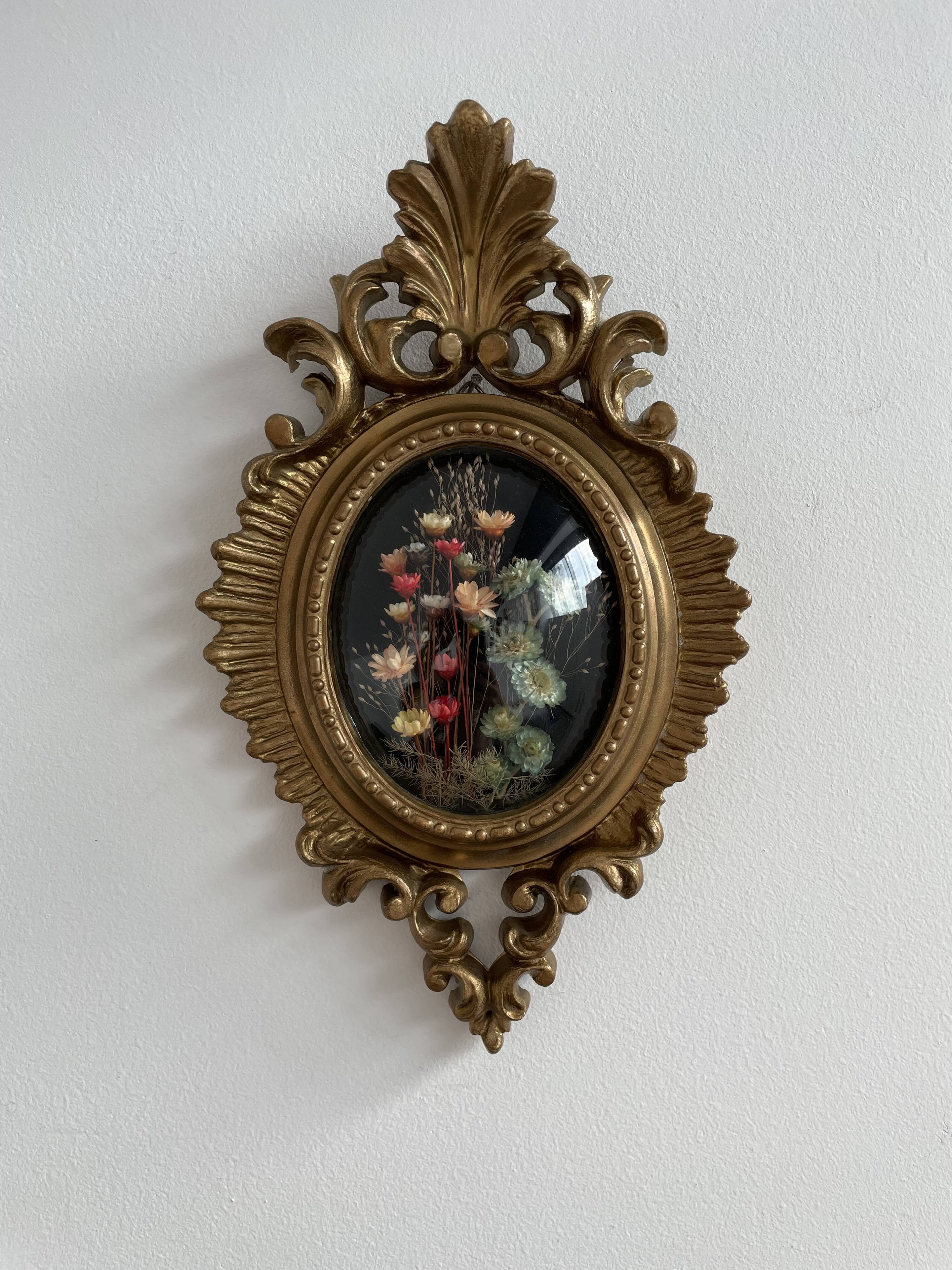 Cadre bois doré fleurs séchées rocaille