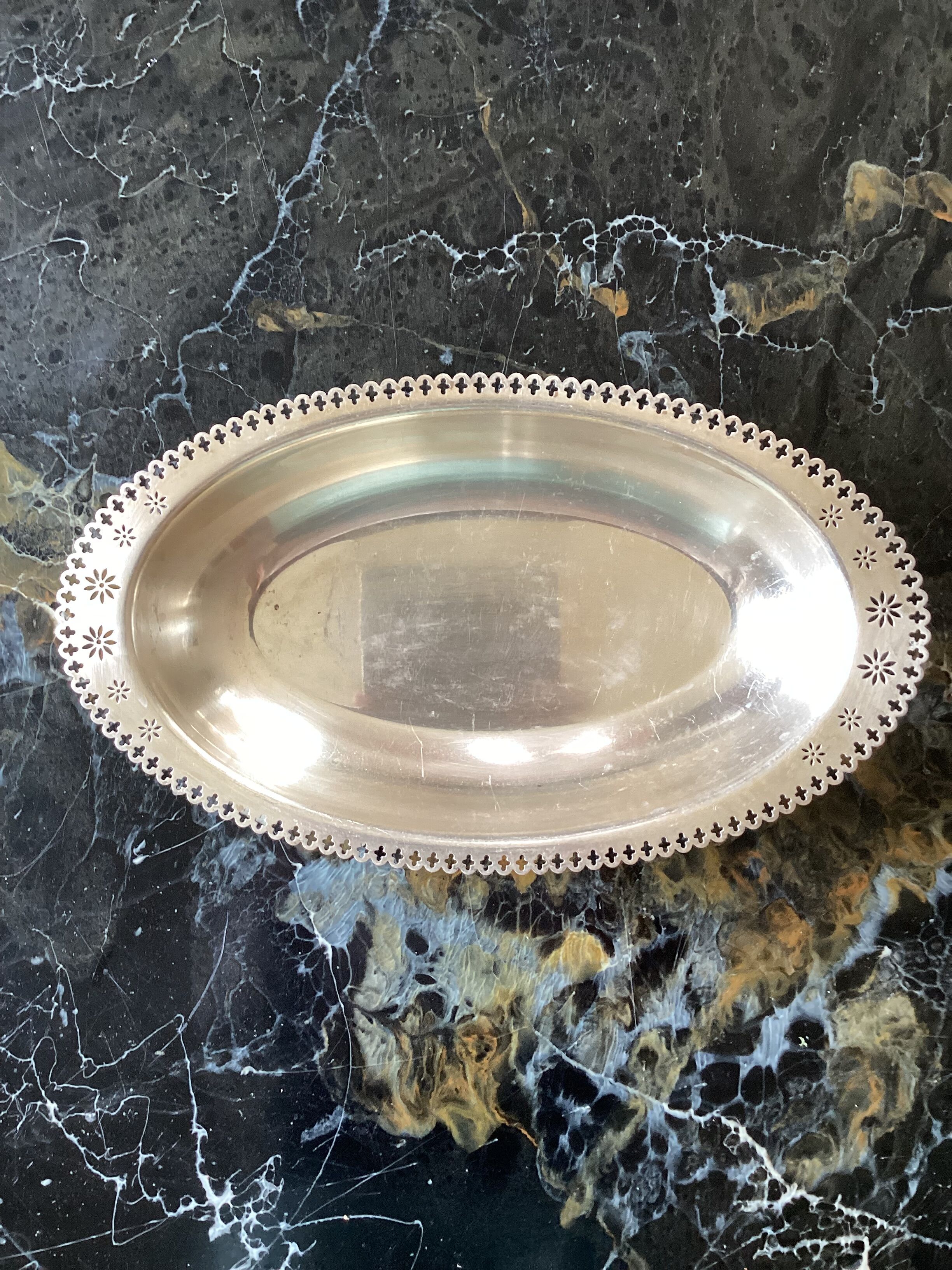 Silver metal basket dimension: height -5cm- width -34cm- depth -20cm-