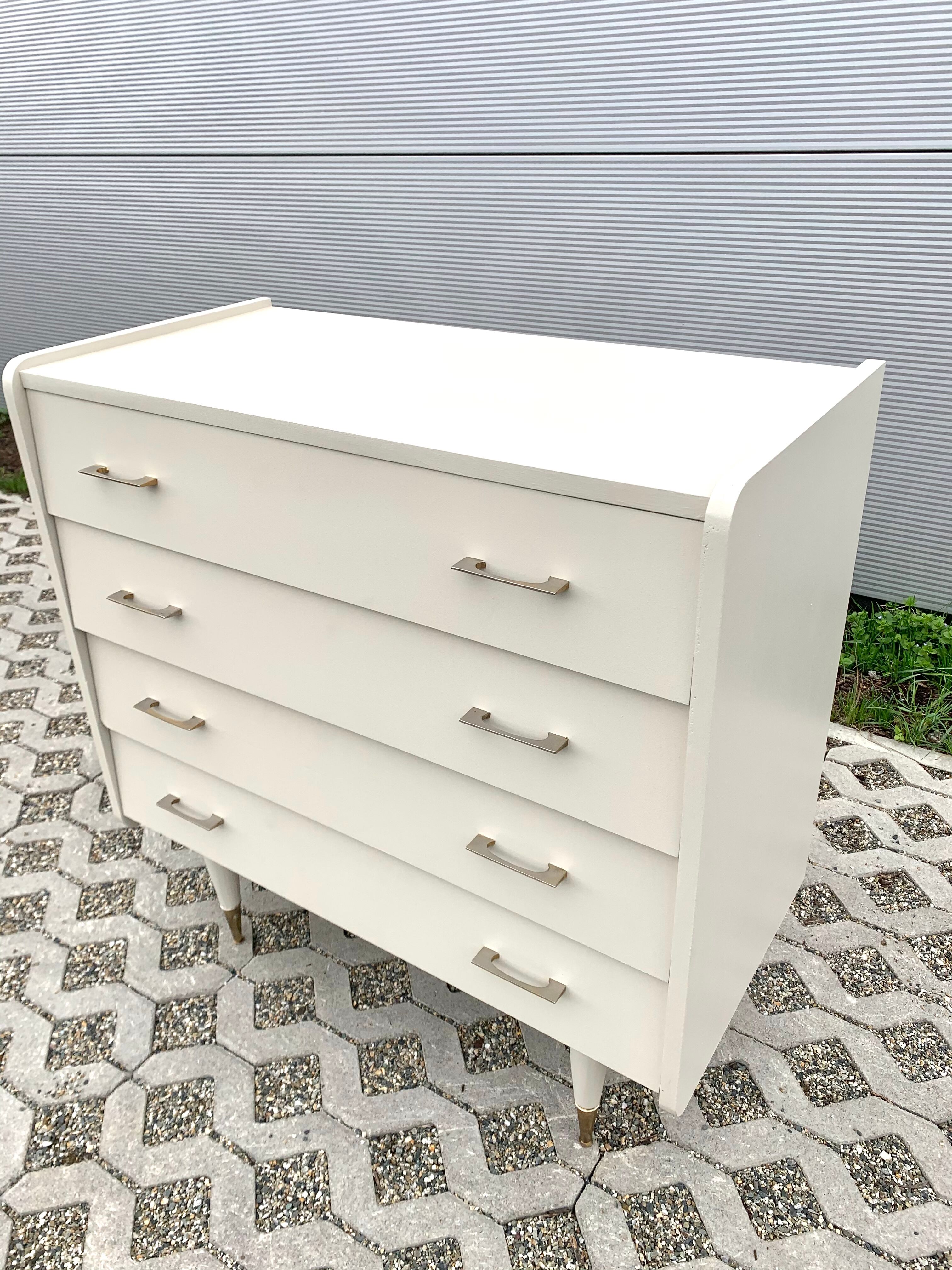 Commode pieds fuseaux