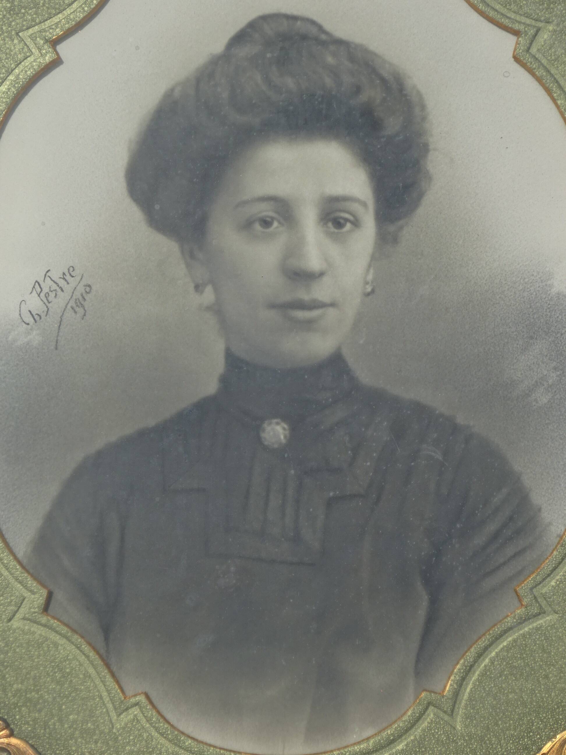 old photo portrait in golden frame (54x62 cm), 1910