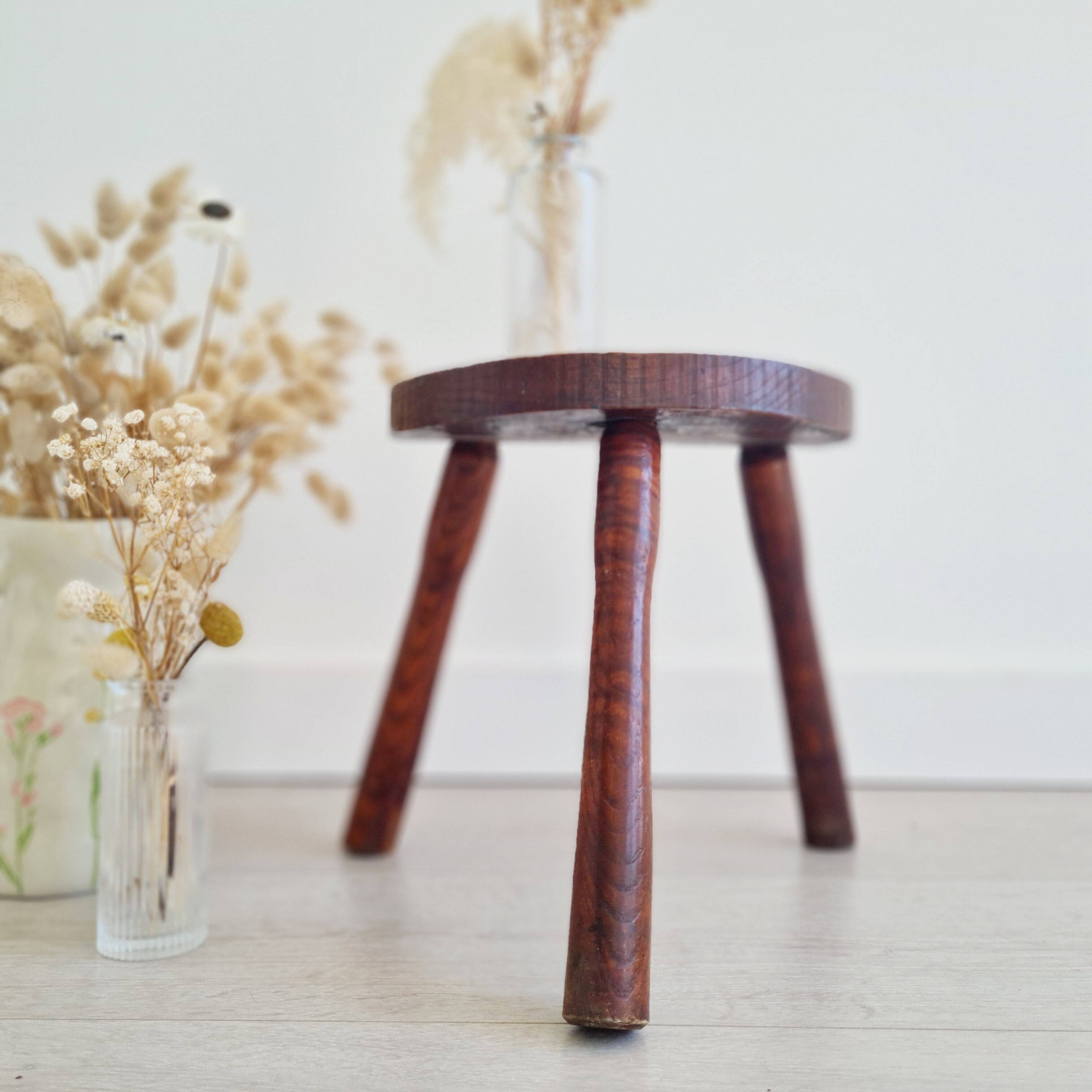 Tabouret tripode en bois massif - porte plante brutaliste