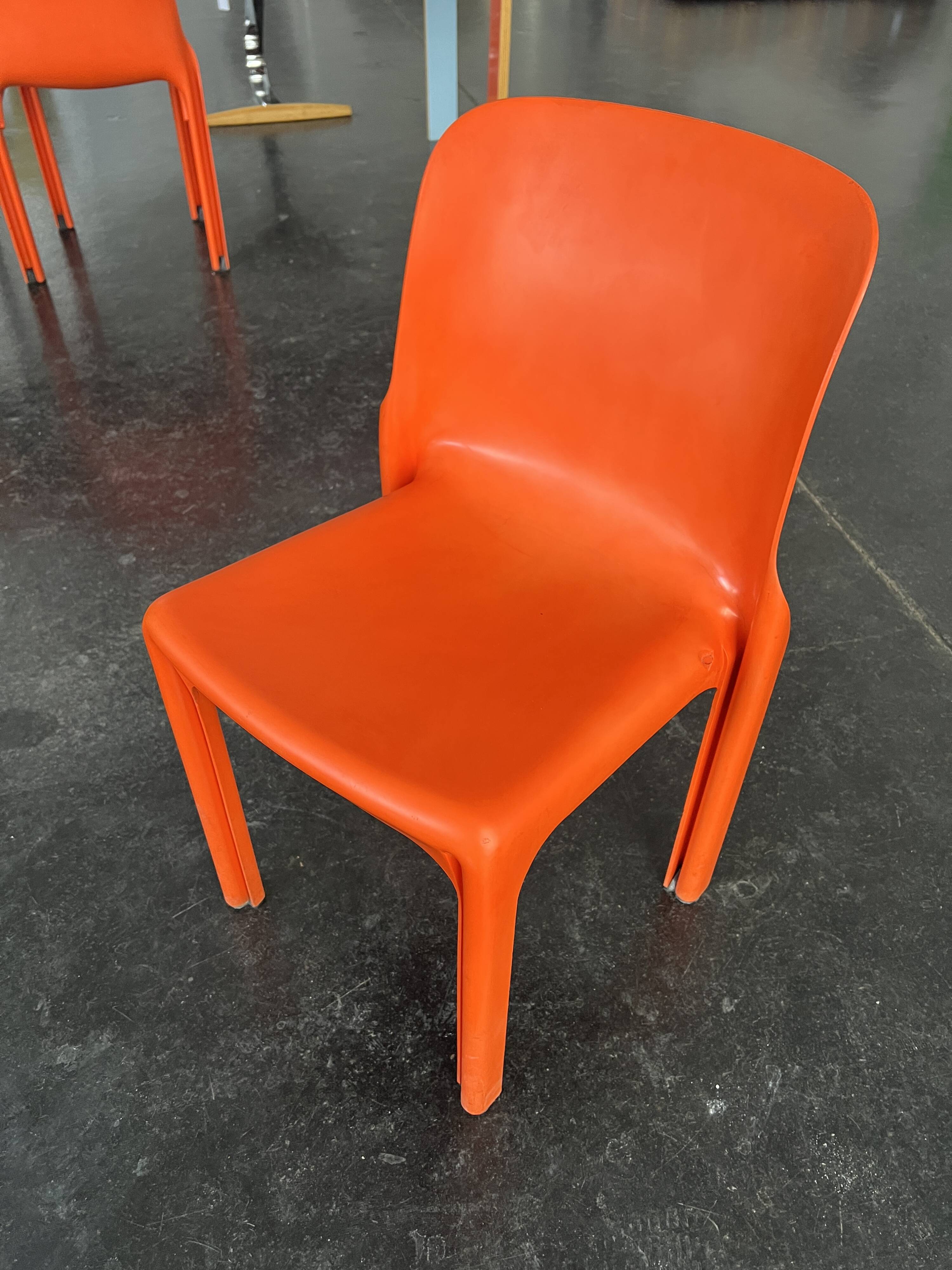 Chaise "Selene" orange par Vico Magistretti / Artemide