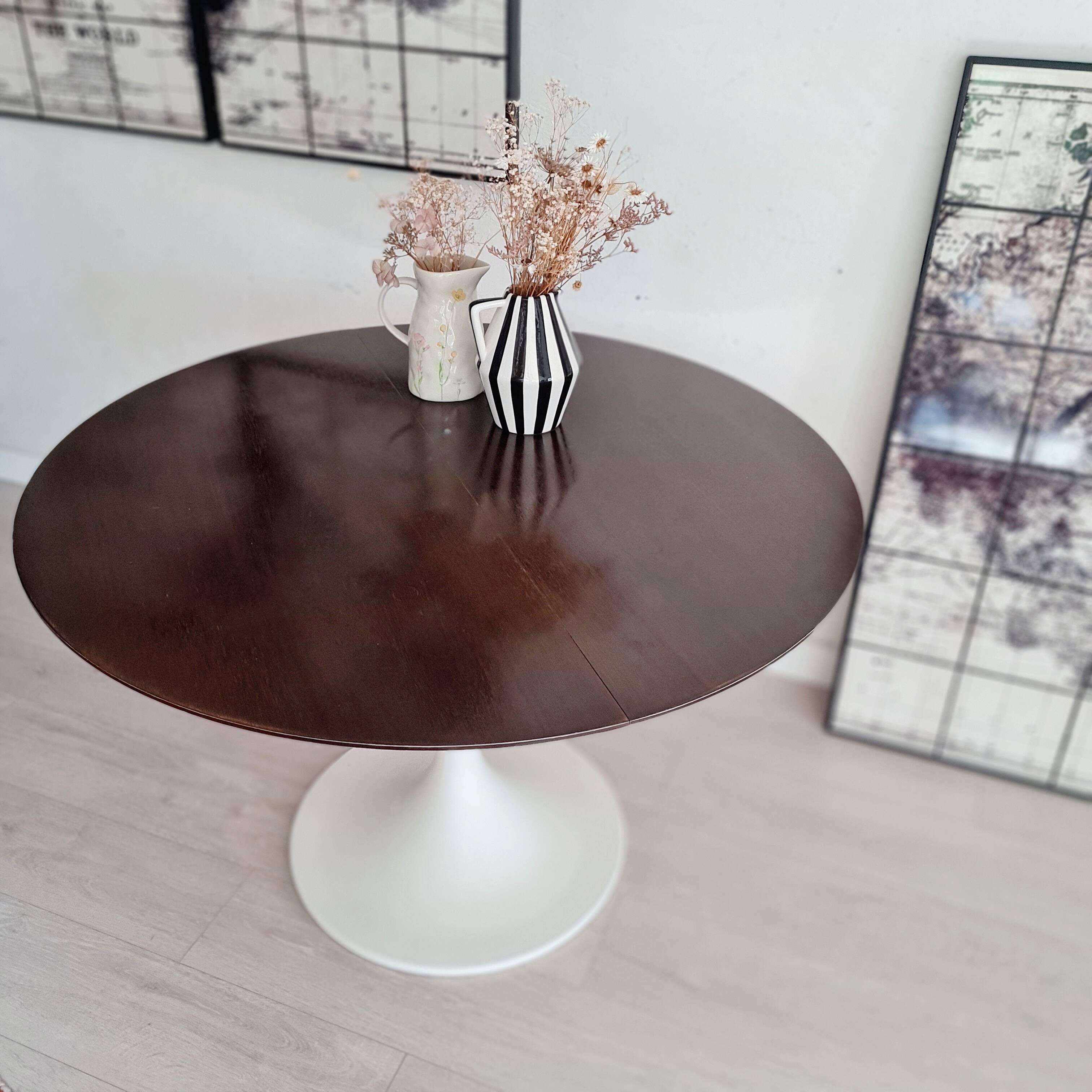 Extendable table with tulip base, round oval wooden top