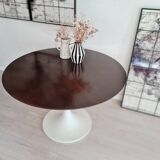 Extendable table with tulip base, round oval wooden top