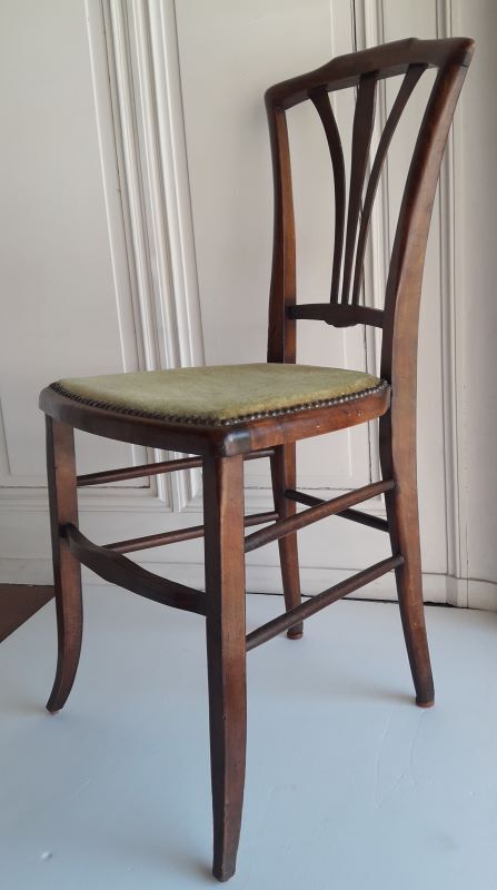 Carpeted chair at the beginning of the 20th century