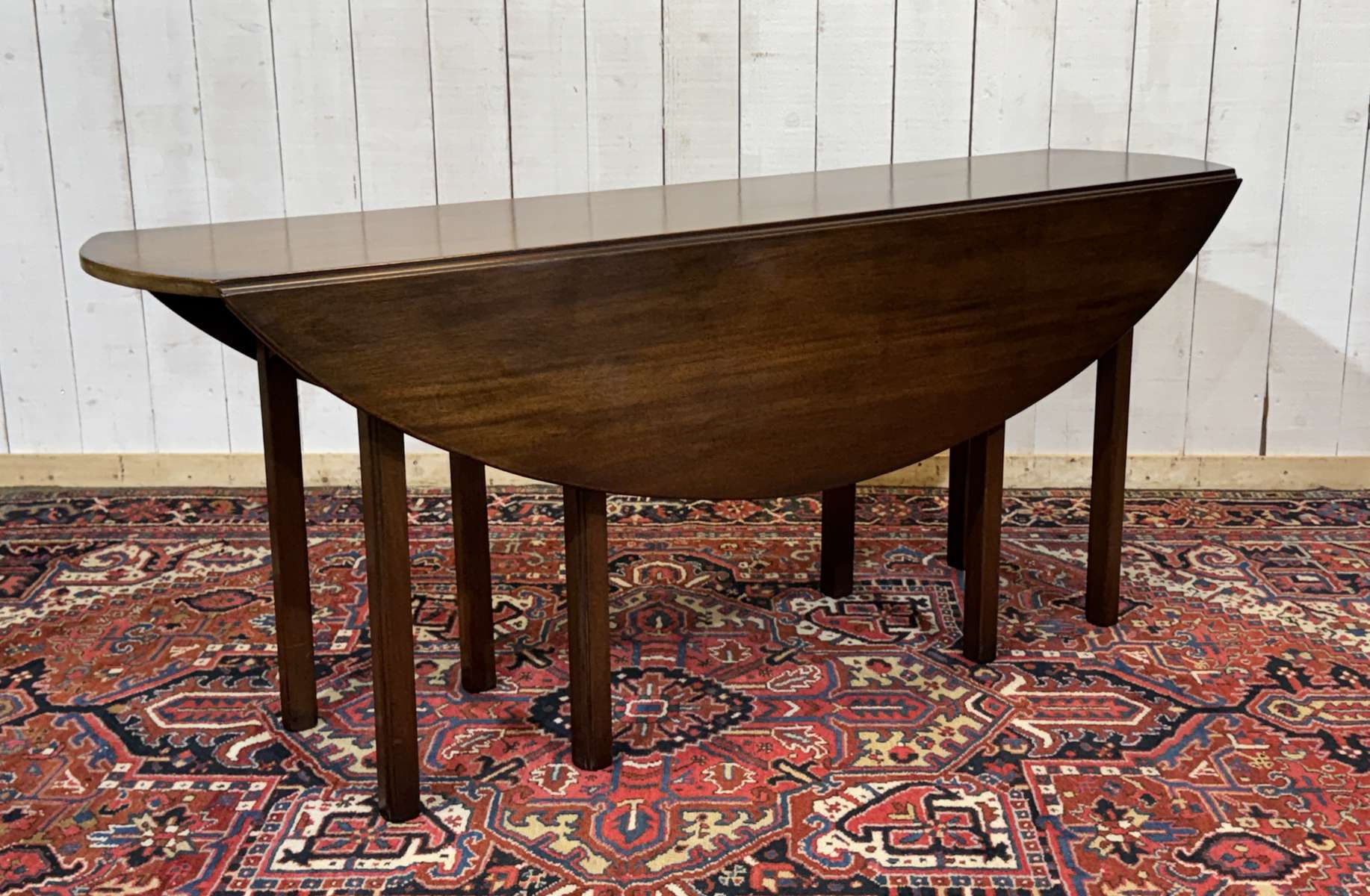 Drop-leaf English table in mahogany called Gateleg.