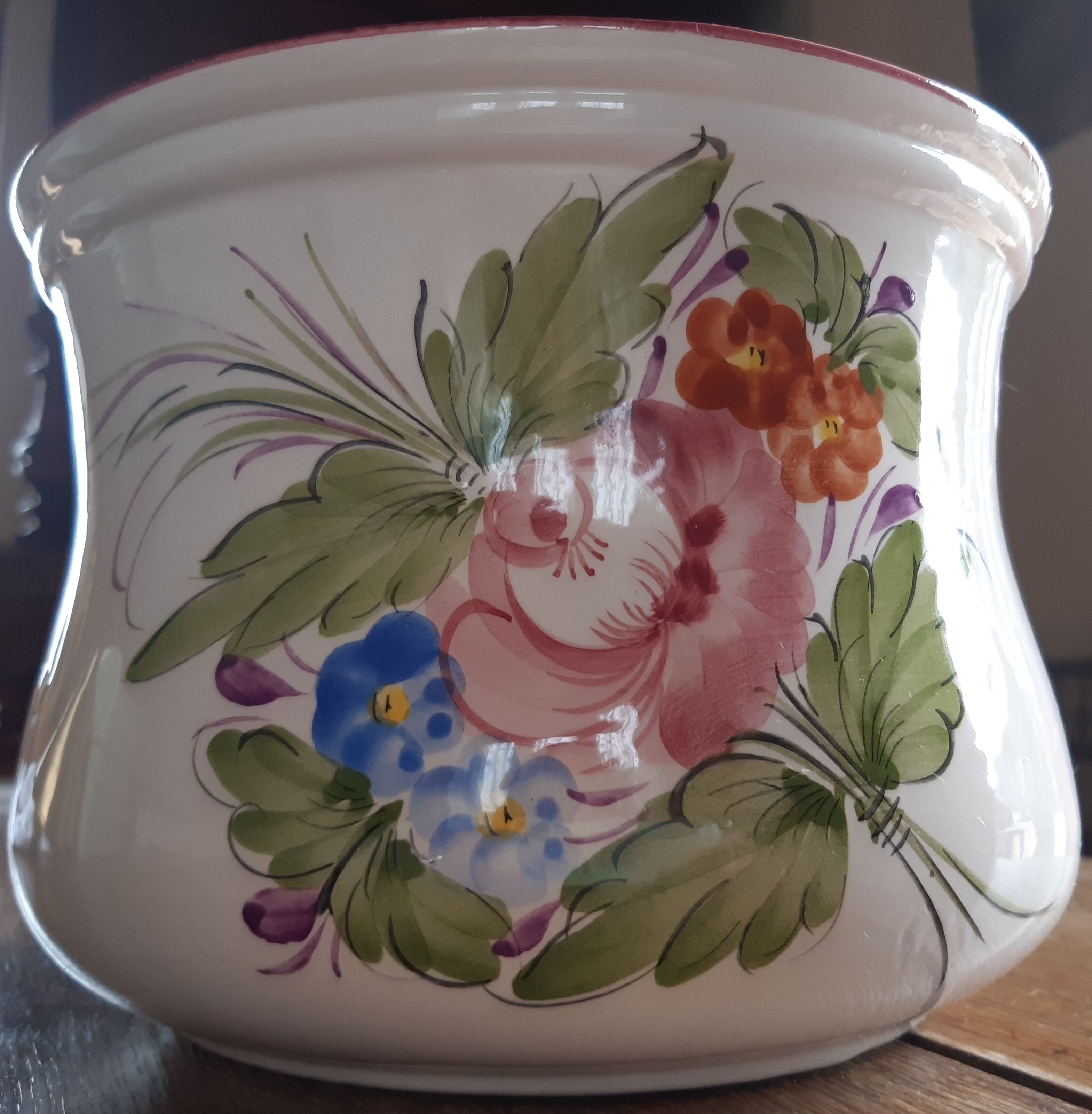Large pot cache, decoration bouquet of flowers painted by hand, signed.
