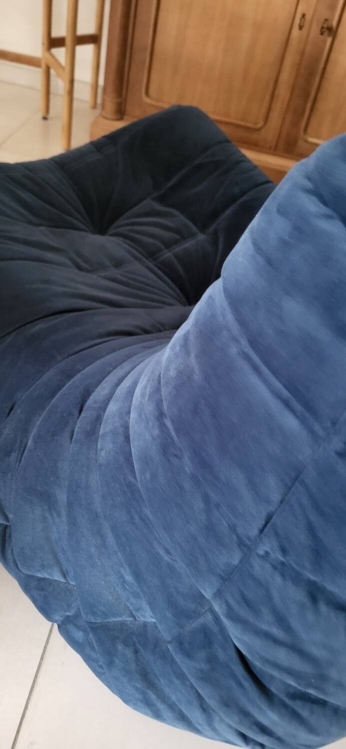 Chauffeuse Togo Ligne Roset bleu roi