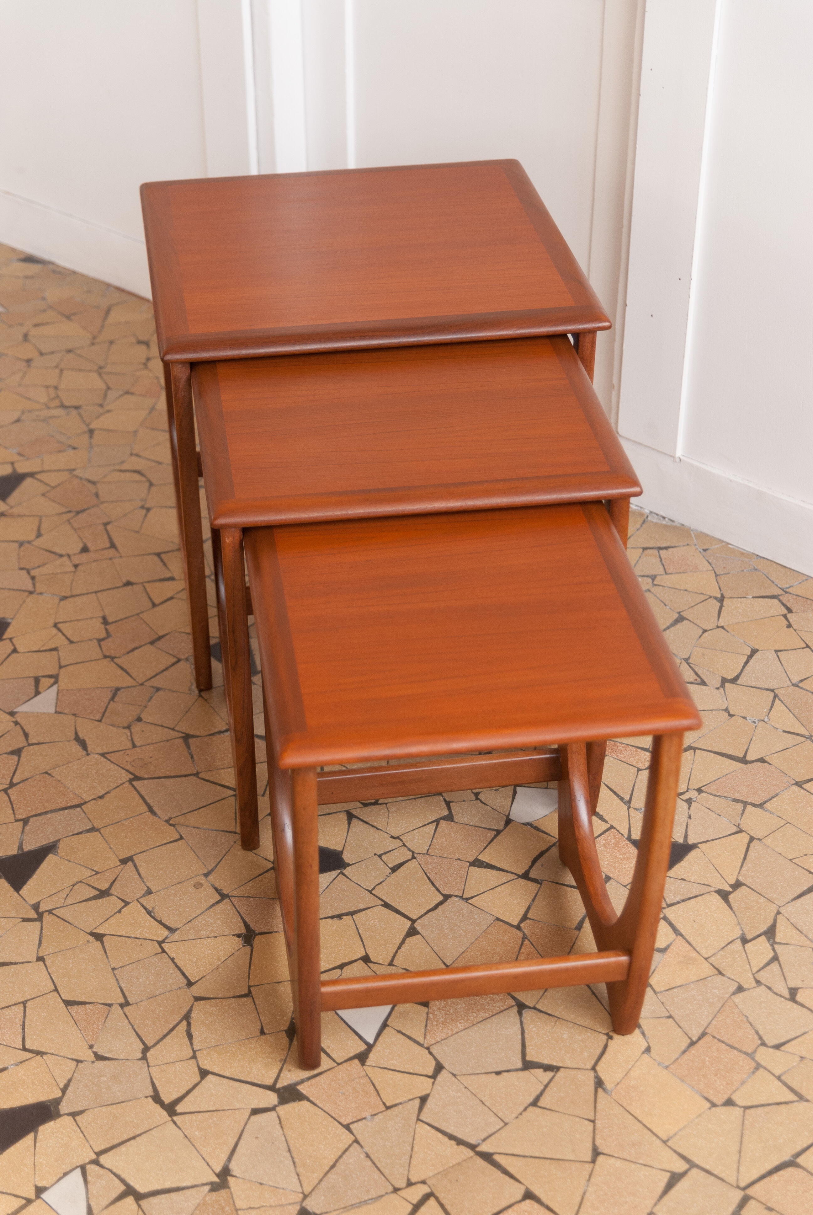 Teak giggling coffee table