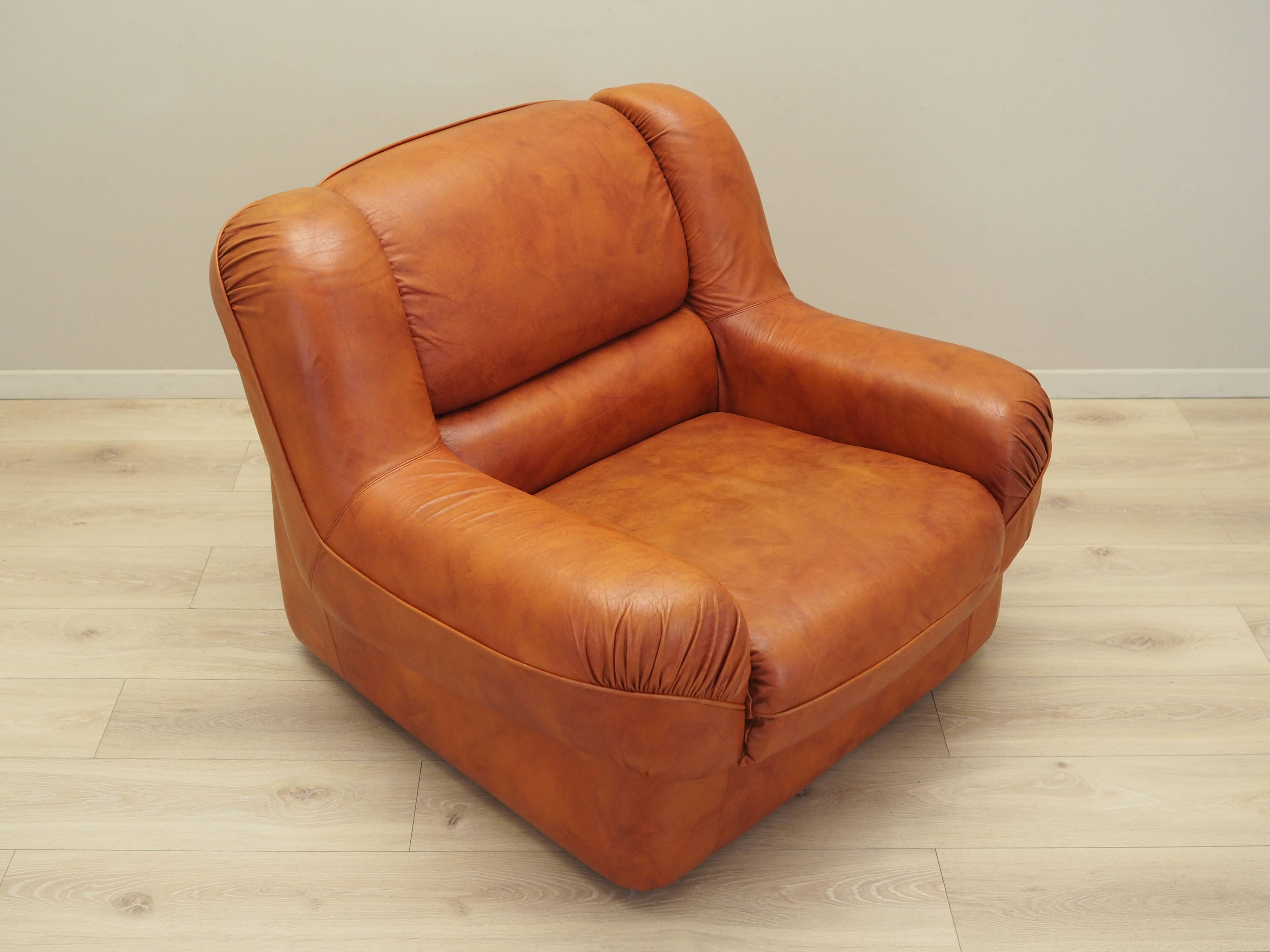 Fauteuil orange, design italien, années 1970, fabricant : Mimo Padova