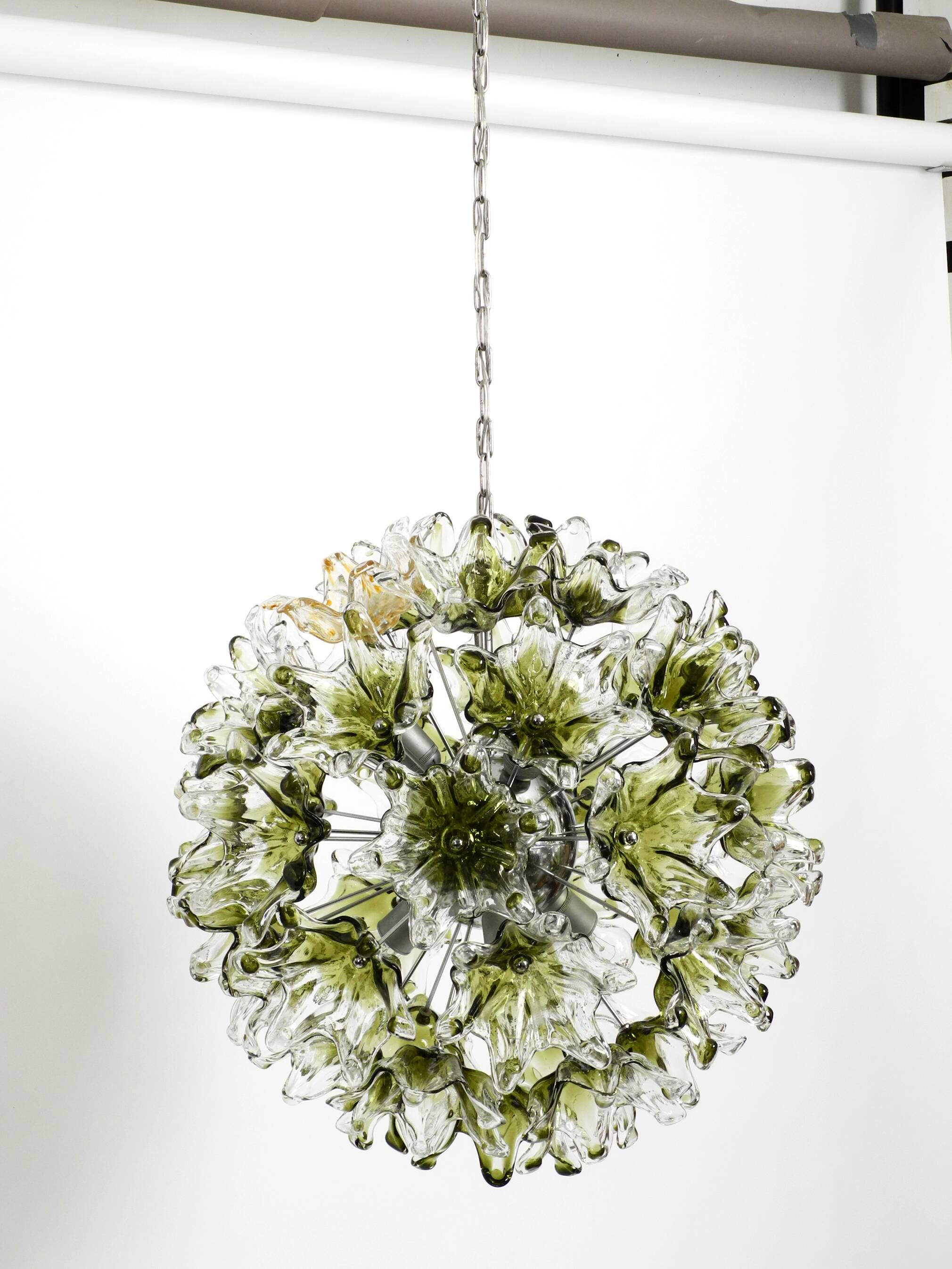 Suspension italienne unique XXL des années 1960 avec des fleurs en verre de Murano par VeArt