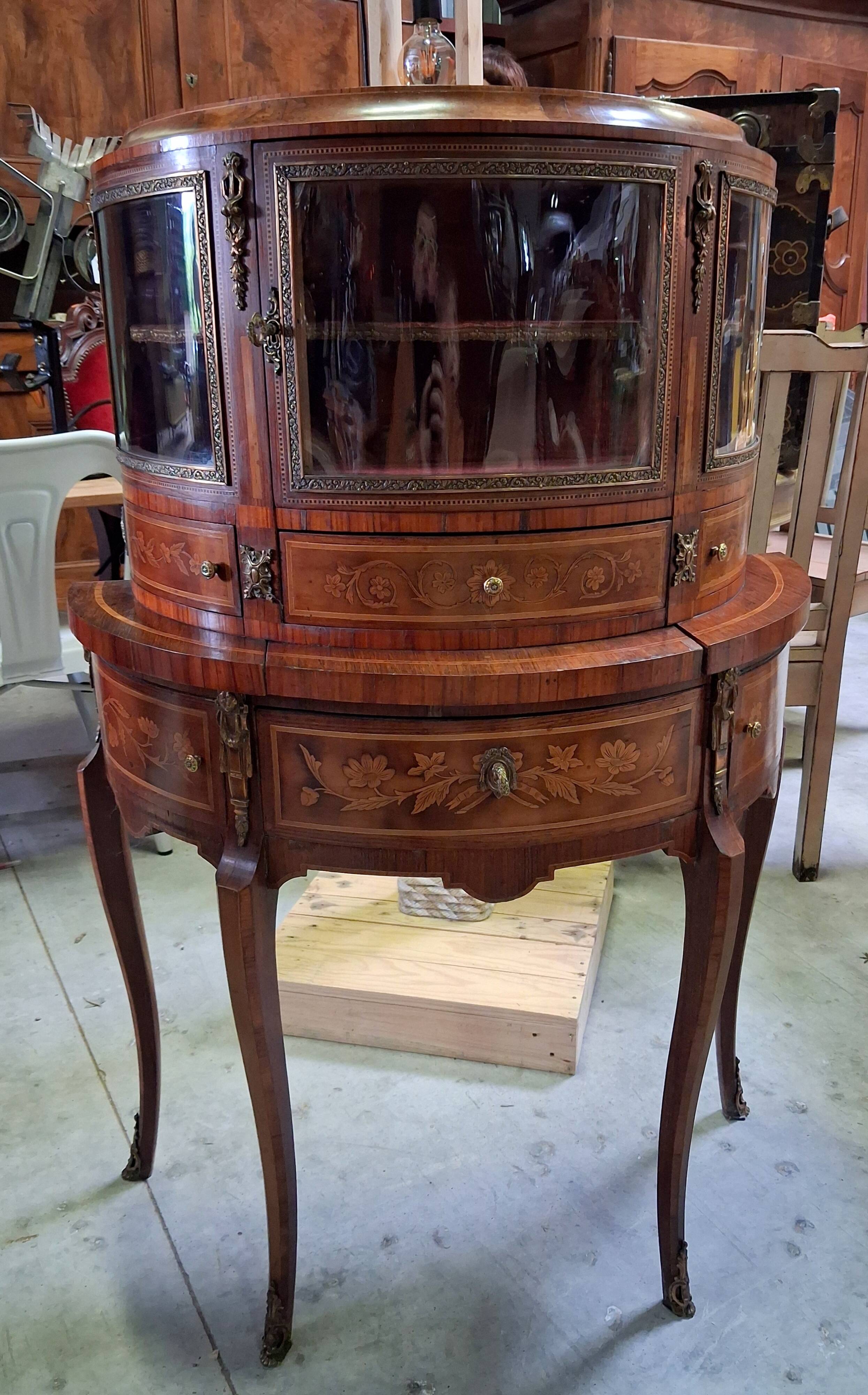 Desk - Display cabinet in the style of Louis XV with marquetry.