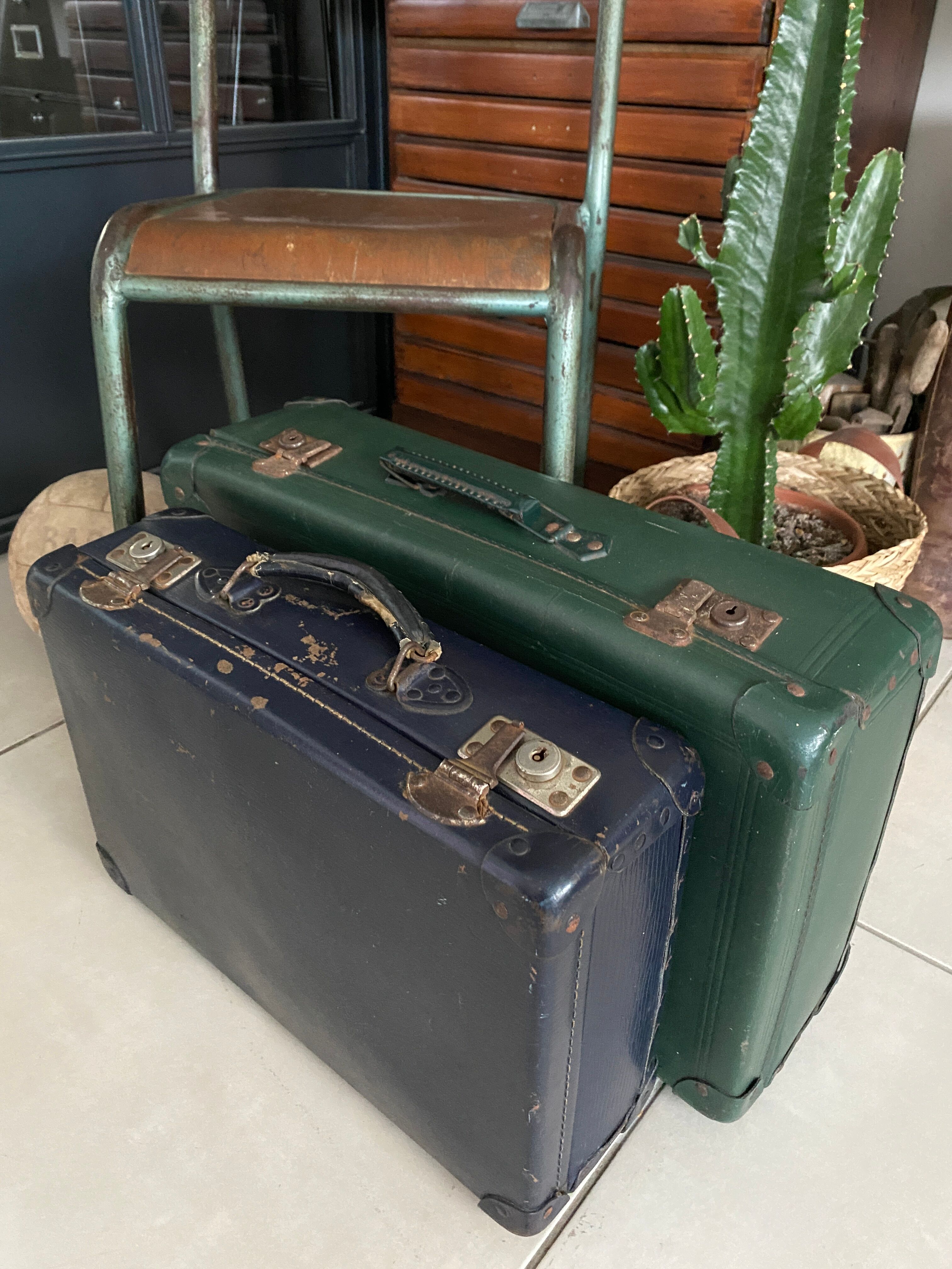 Set of 2 vintage suitcases