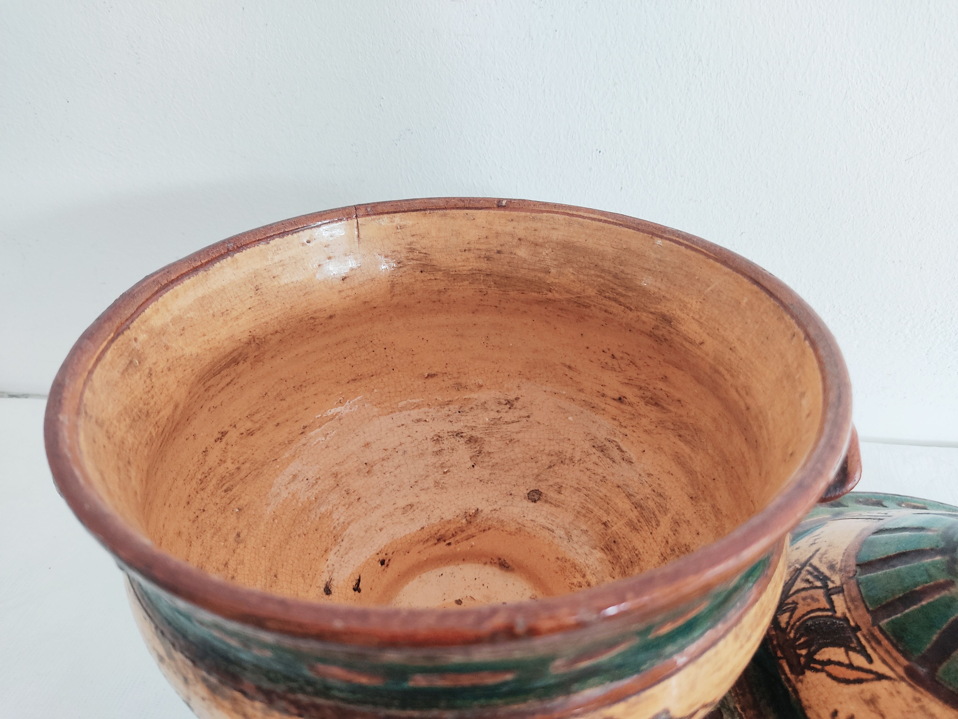 Vintage covered pot with boat décor