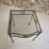 Petite table d'appoint en fer forgé et verre fumé