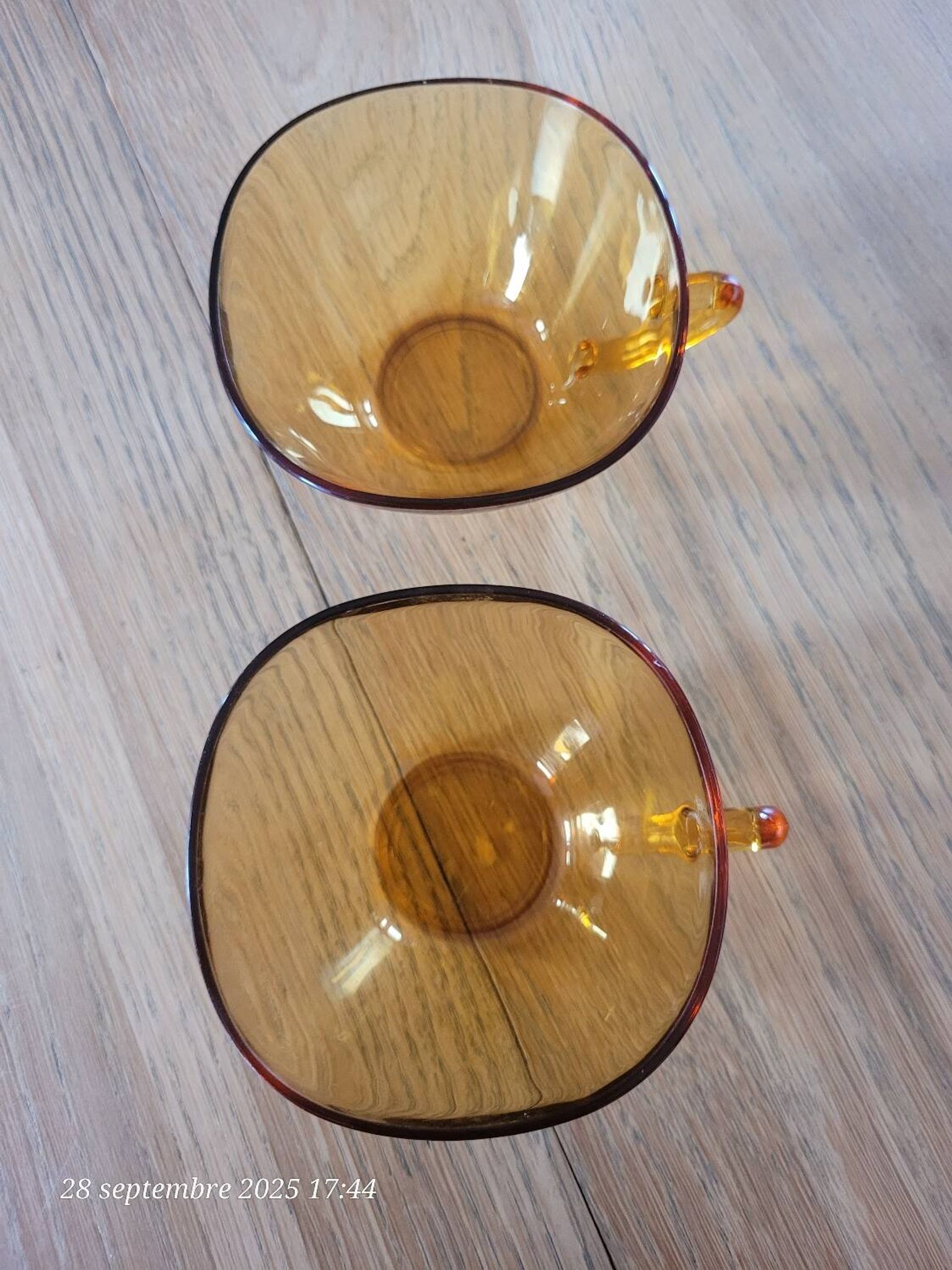 2 tasses à thé en verre ambré  Vereco