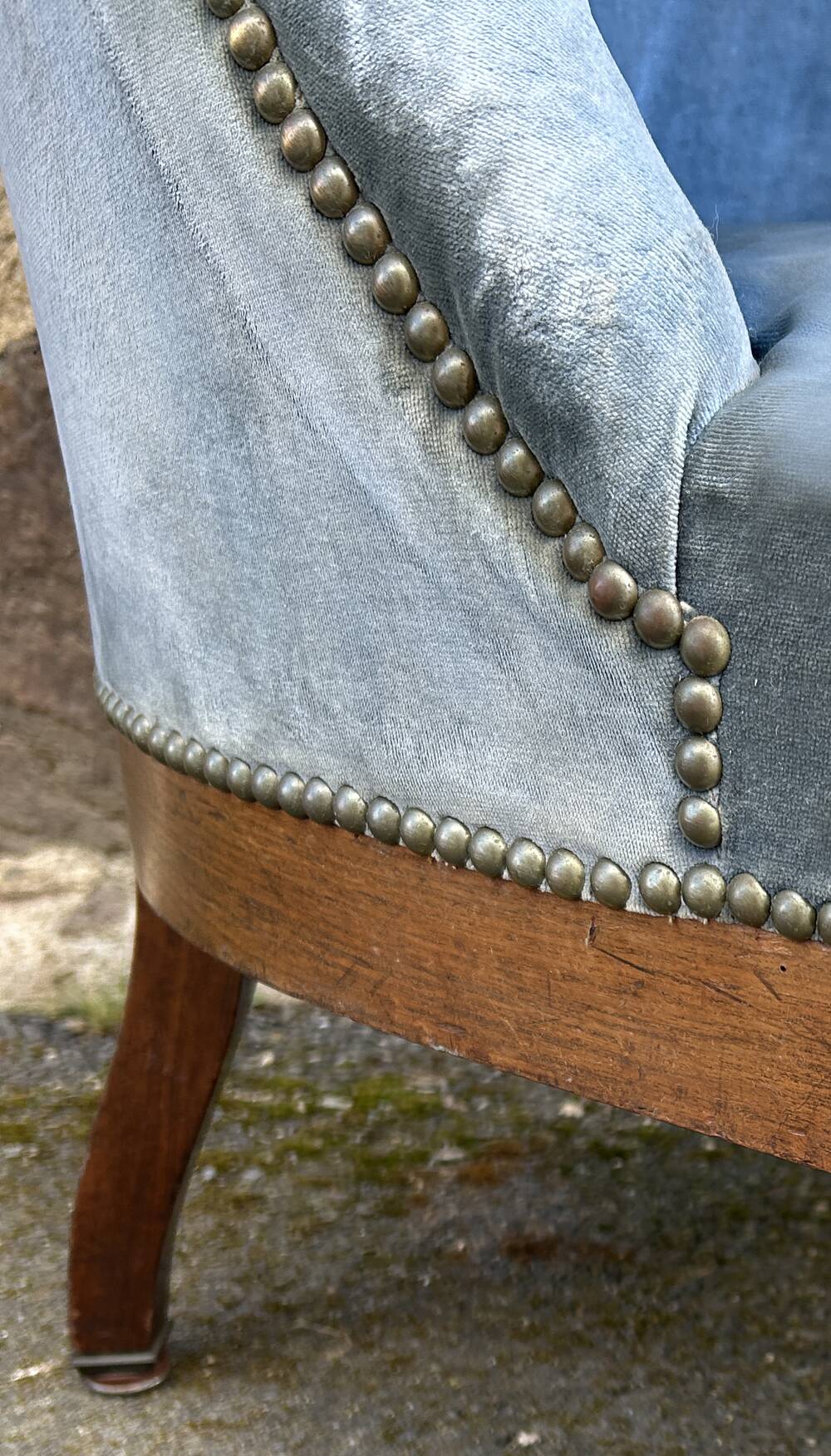 Fauteuil crapaud en velours bleu, années 50
