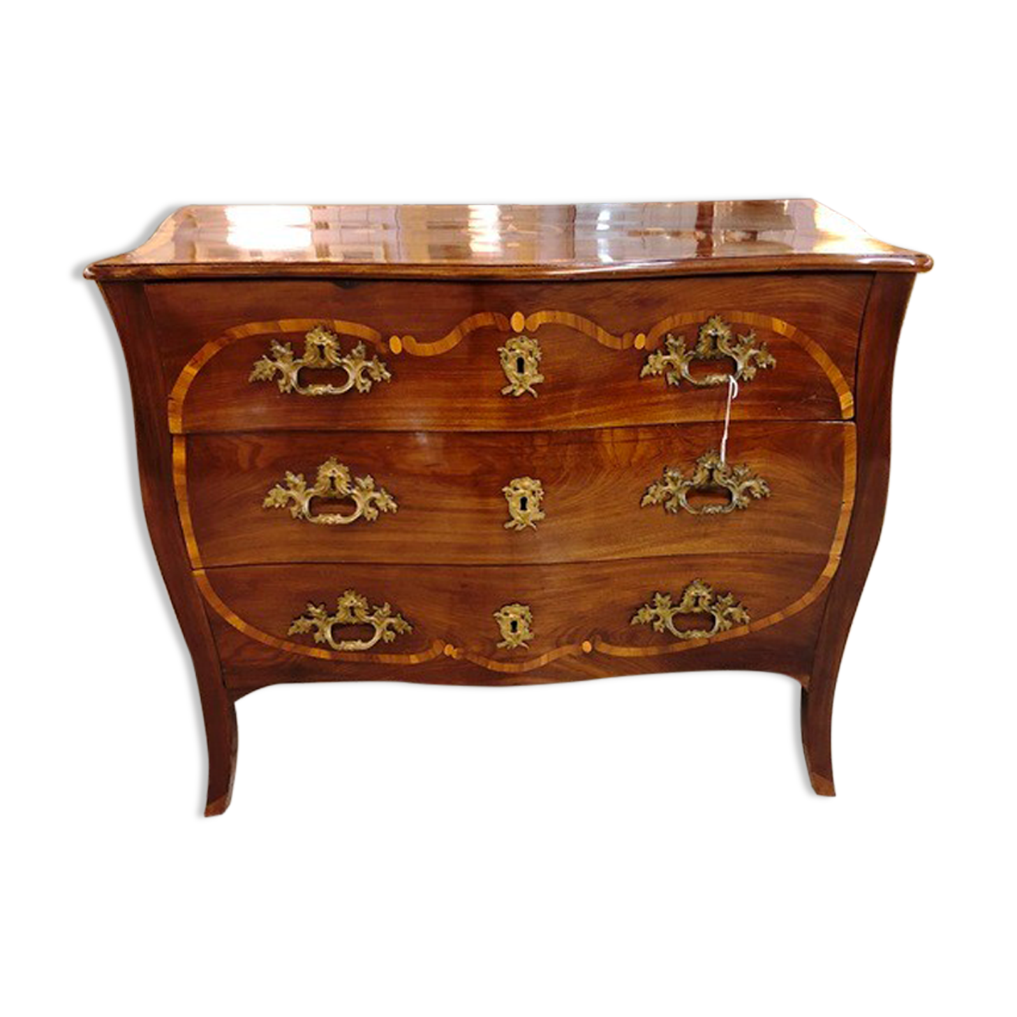 Curved chest of drawers of the eighteenth century