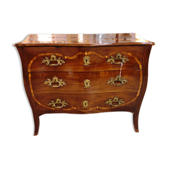 Curved chest of drawers of the eighteenth century