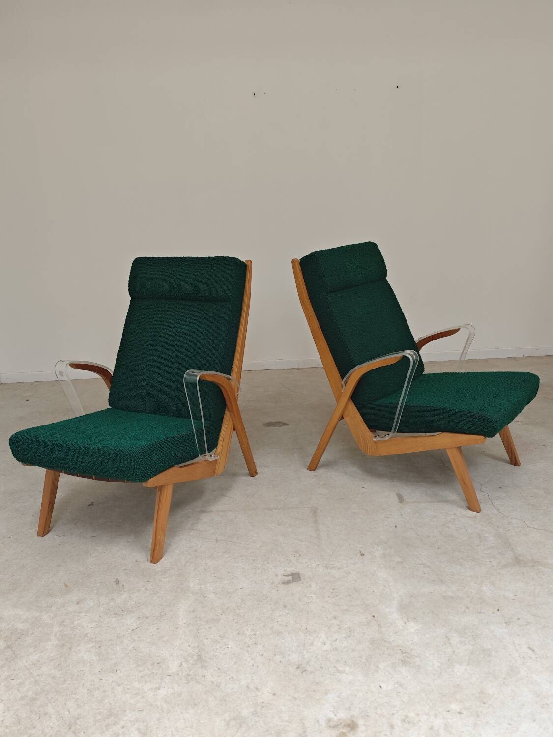 Paire de fauteuils ULUV bois et tissu vert bouclette