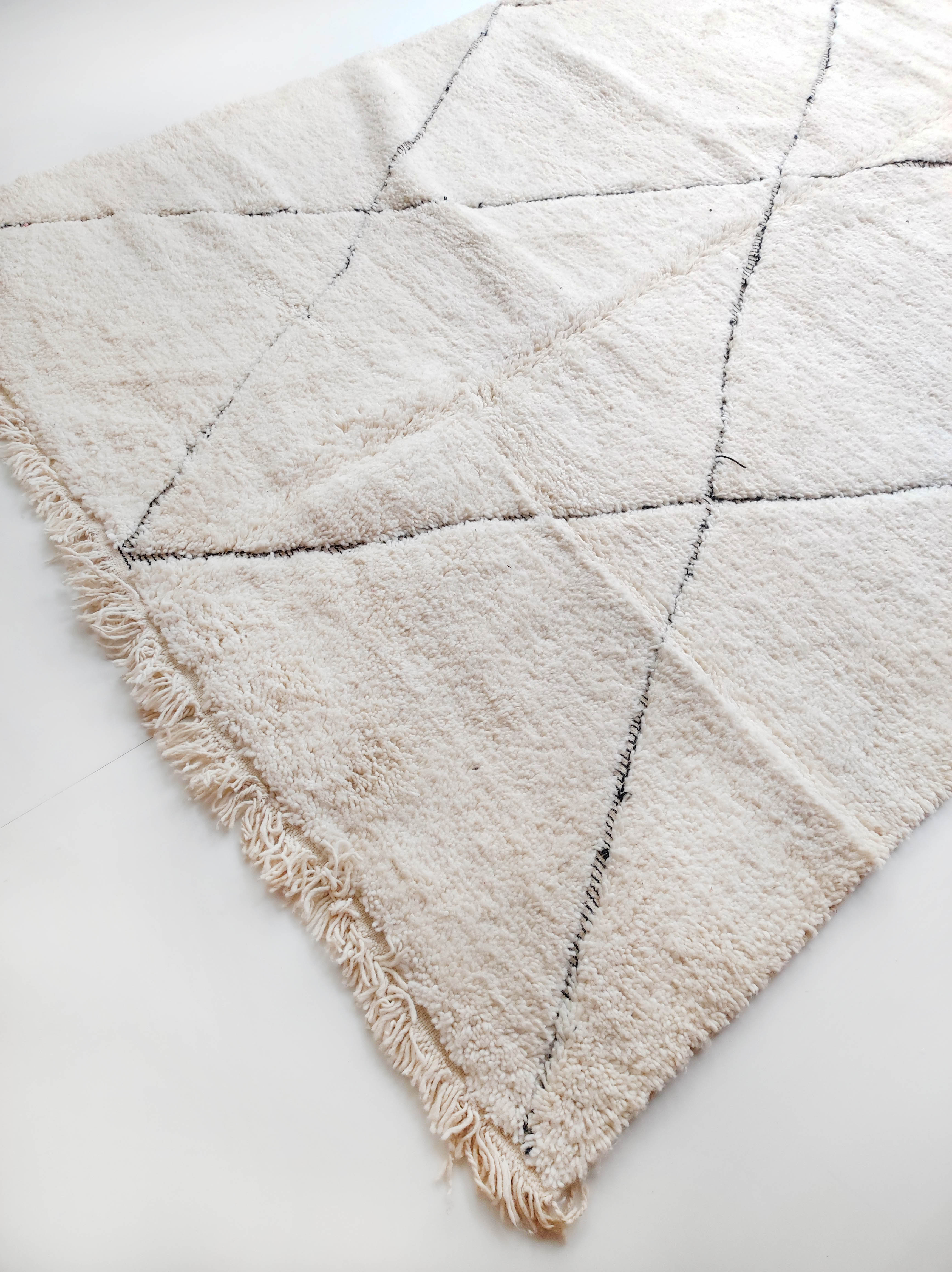 Moroccan Berber carpet Beni ouarain ecru with black diamonds engraved 295x198cm