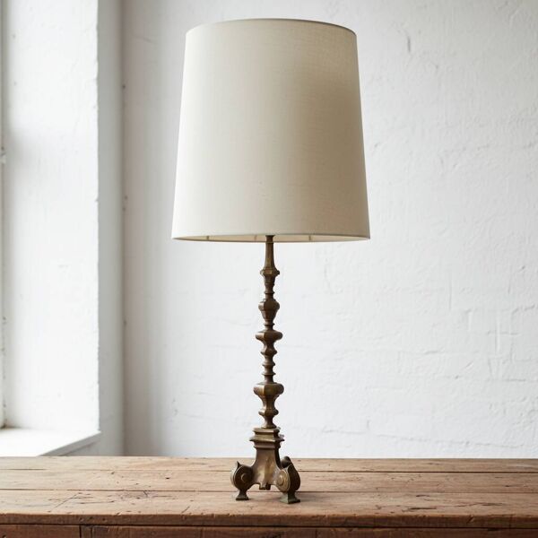 Lampe en bronze massif, base tripode à volutes, style néo-gothique, fin XIX