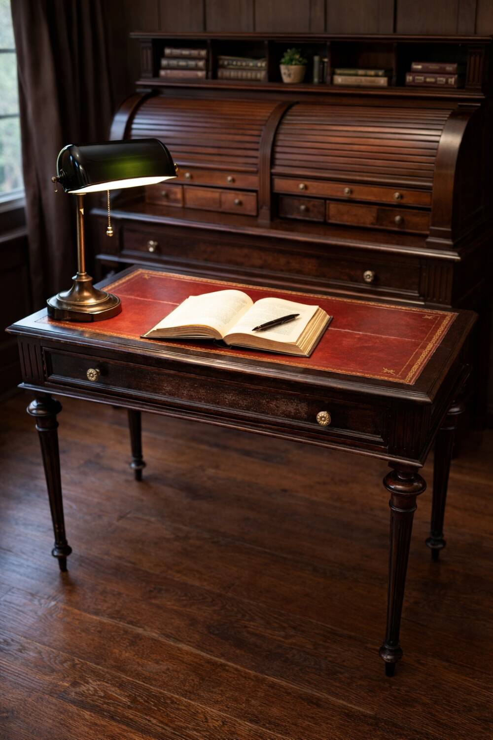 Bureau plat en acajou du XXe