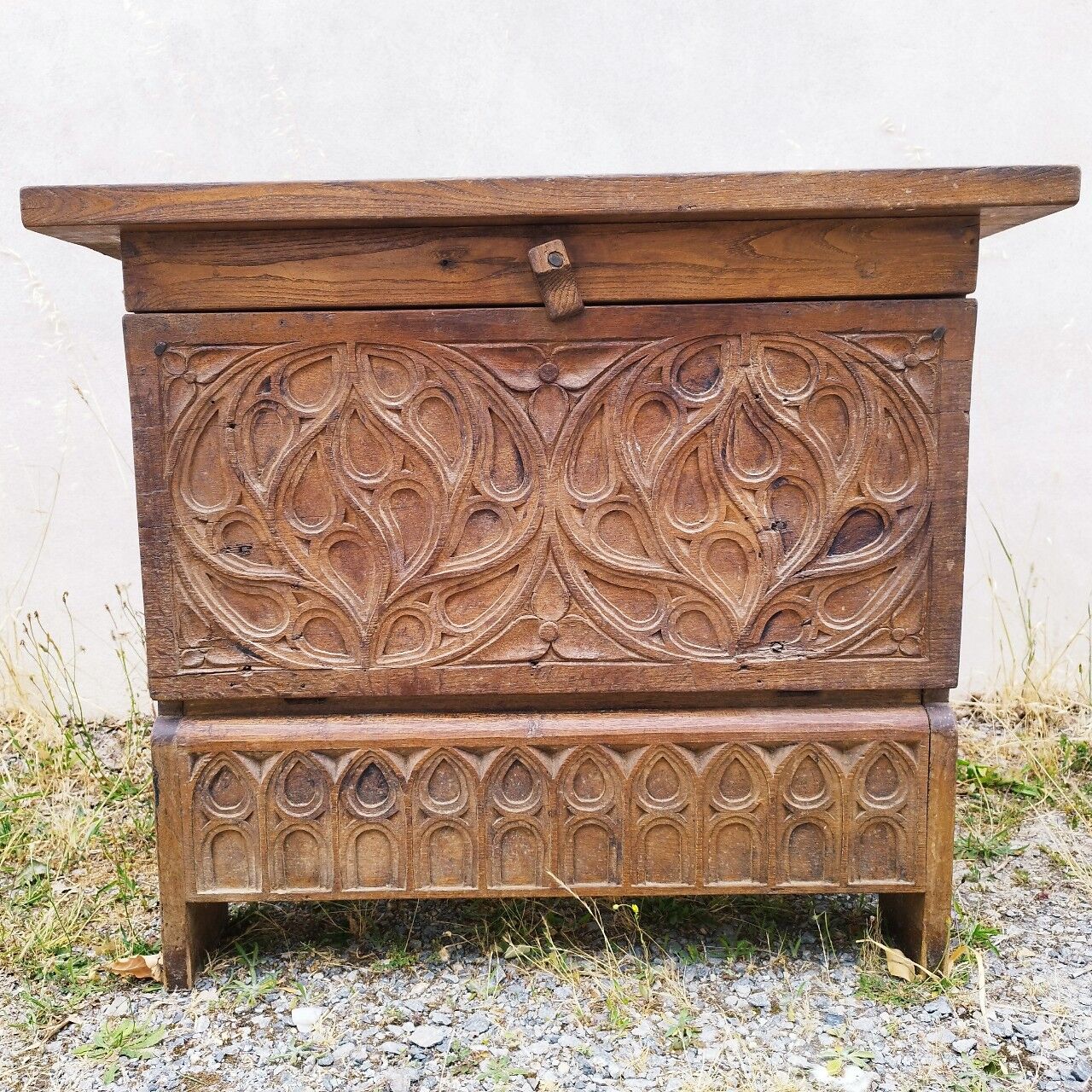 Ancien meuble néo gothique sculpté