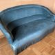 Canapé vintage en velours bleu – style Art déco – franges