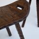 Ensemble de deux tabourets en bois sculptés à la main avec poignées.