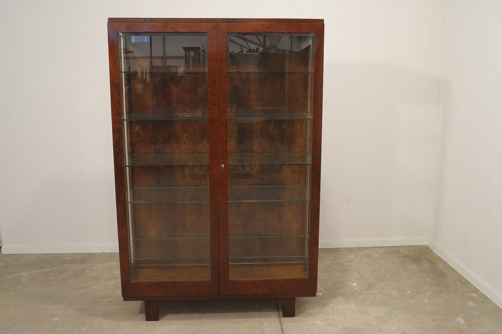 Vitrine fonctionnaliste art deco, années 1930, tchécoslovaquie